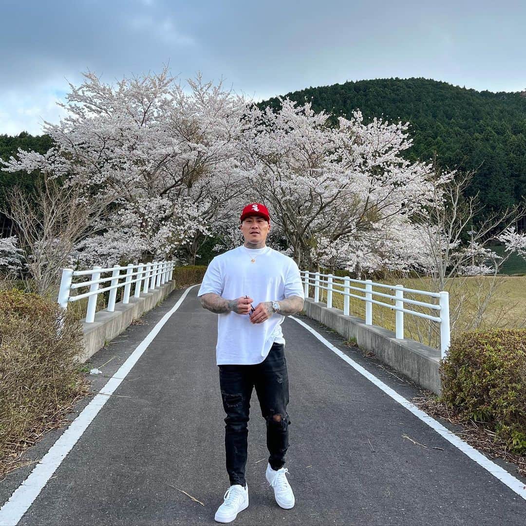 のインスタグラム：「#streetstyle#spring#training#workout#gym#tattoo#japanesetattoo#airforce1   生まれ育ったど田舎は桜がたくさん綺麗に咲く場所。自然の中で育った身体と心は自分だけのオリジナル。何もないとこが昔は嫌だったけど何もないから生み出す能力を創造してくれた地元。」