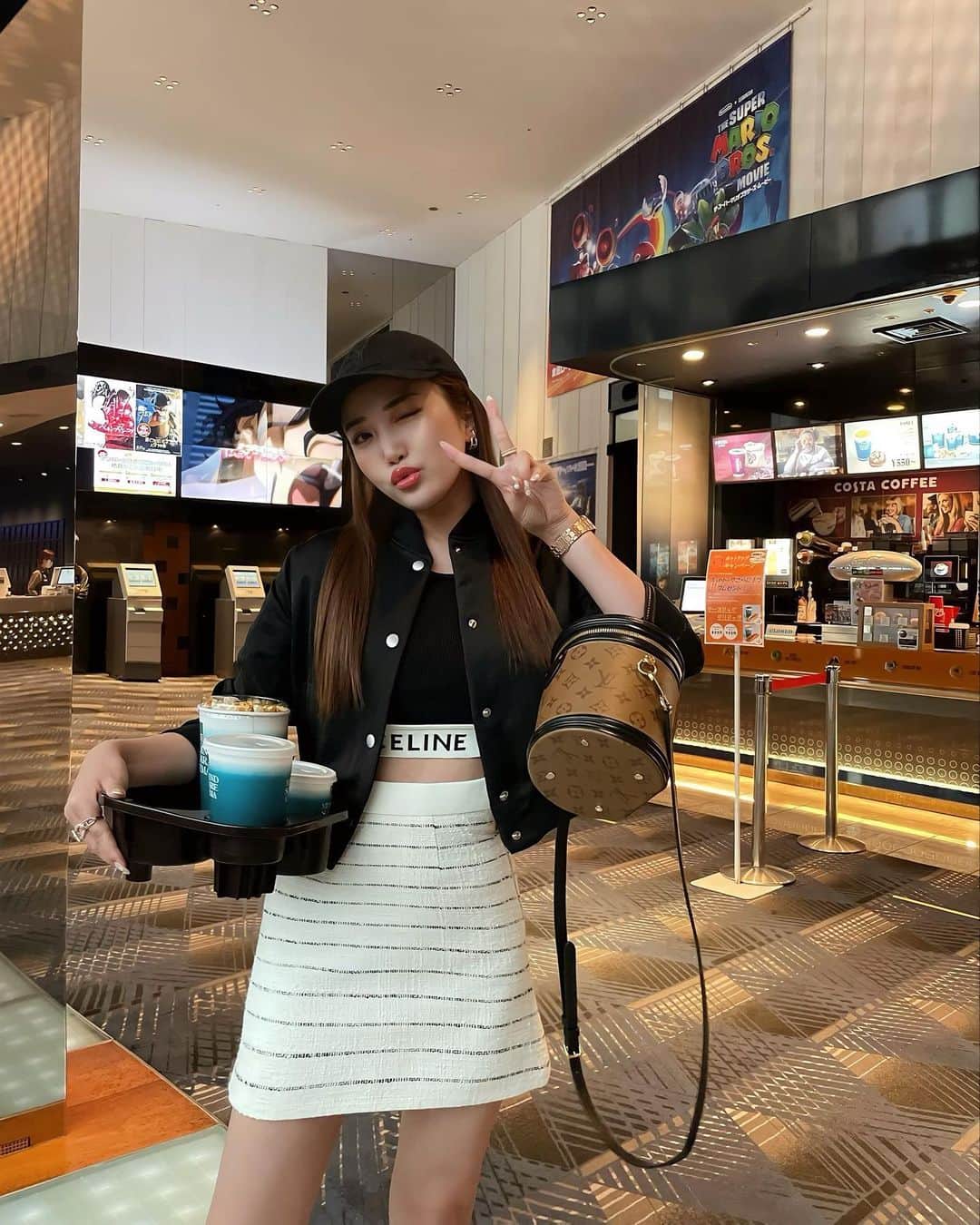 NIJIKOのインスタグラム：「ぴーーーす✌🏻🍿💋 ⁡ 久々の映画デート🎬は 念願のスラムダンクを見てきた🏀 ⁡ ブルゾンはデザイナー１年目の時につくった サテンブルゾン！ ⁡ 数年経ってからも再度良さを感じられて なんだか嬉しくなった日🫶🏻」
