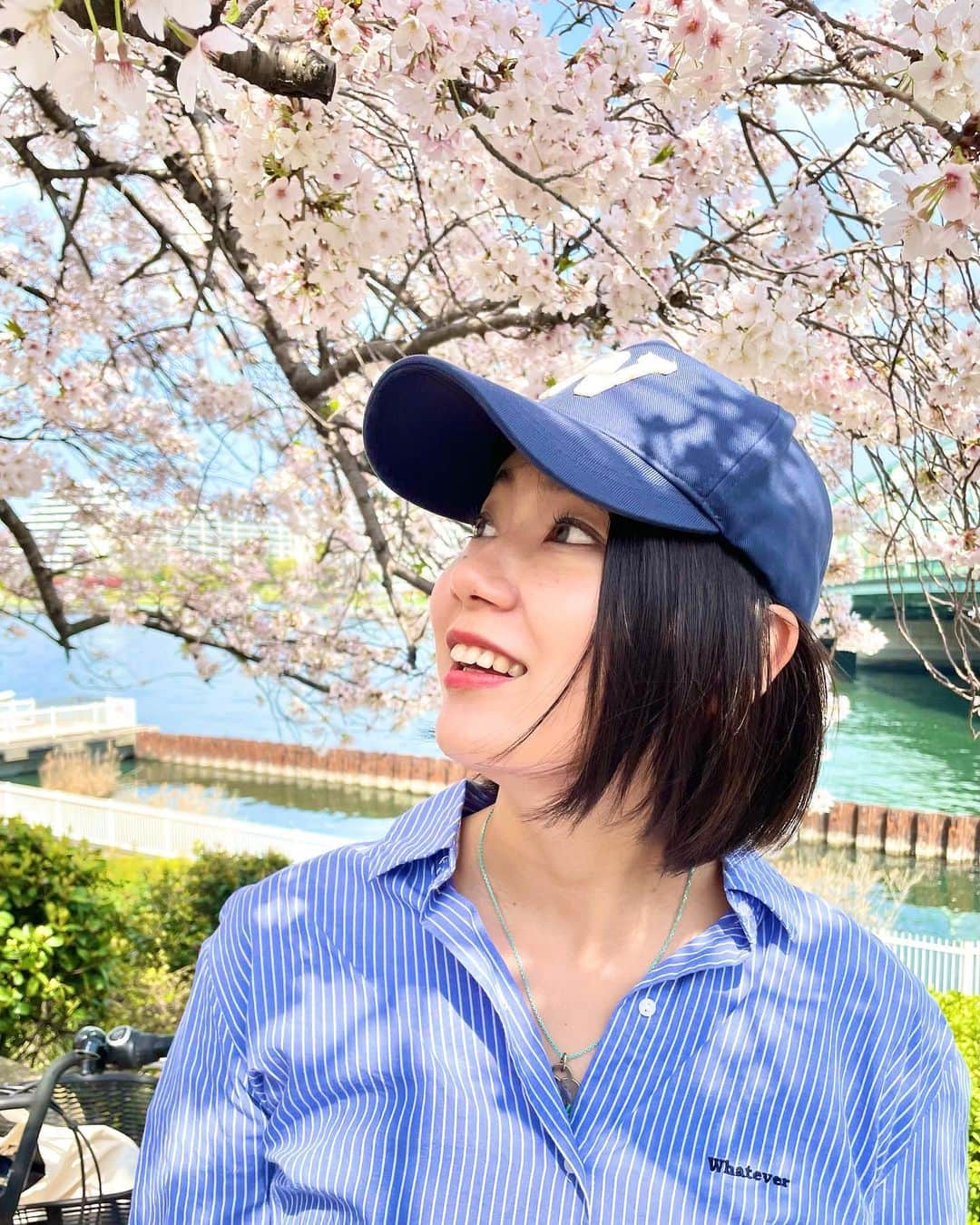 新美有加のインスタグラム：「🐾 いつぞやの東京観光🛤 今週は🌬春の嵐で もう葉桜のところも 多いかなあ〜 最近は食べ歩きの週末です🍽  #桜#食べ歩き  #tokyo #sakura🌸」