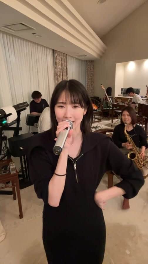 綾乃あゆみのインスタグラム：「5/20にライブをするよ！場所はどこだろう！？また詳細載せます」