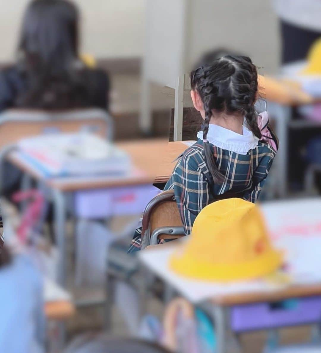 古澤恵さんのインスタグラム写真 - (古澤恵Instagram)「入学式🌸  小学生になったぞー*\(^o^)/*  黄色い帽子と黄色いランドセルカバーの子が我が子だなんて感動🥺 (母ちゃんまだ気分は10代〜20代前半だから不思議な感覚www.)  初めての教室で先生の話しを聞く態度がデカかったり(写真②) 前の席の子をゴムで狙ってみたり(写真③)… ヒヤヒヤしながら見守ってた😅笑笑 本人が大怪我したり、人に怪我させないことを願う🙏  とにかく楽しくお友達に優しく彼女らしい小学校生活になりますように✨  何よりも早起きが苦手な母ちゃんが起きれるか心配😩 親になるって本当に大変だけれどもそれ以上に可愛さや楽しさや感動があるから頑張れる♡ . . . #新一年生🌸 #群馬っ子 #やんちゃ娘」4月7日 22時23分 - gugu1202