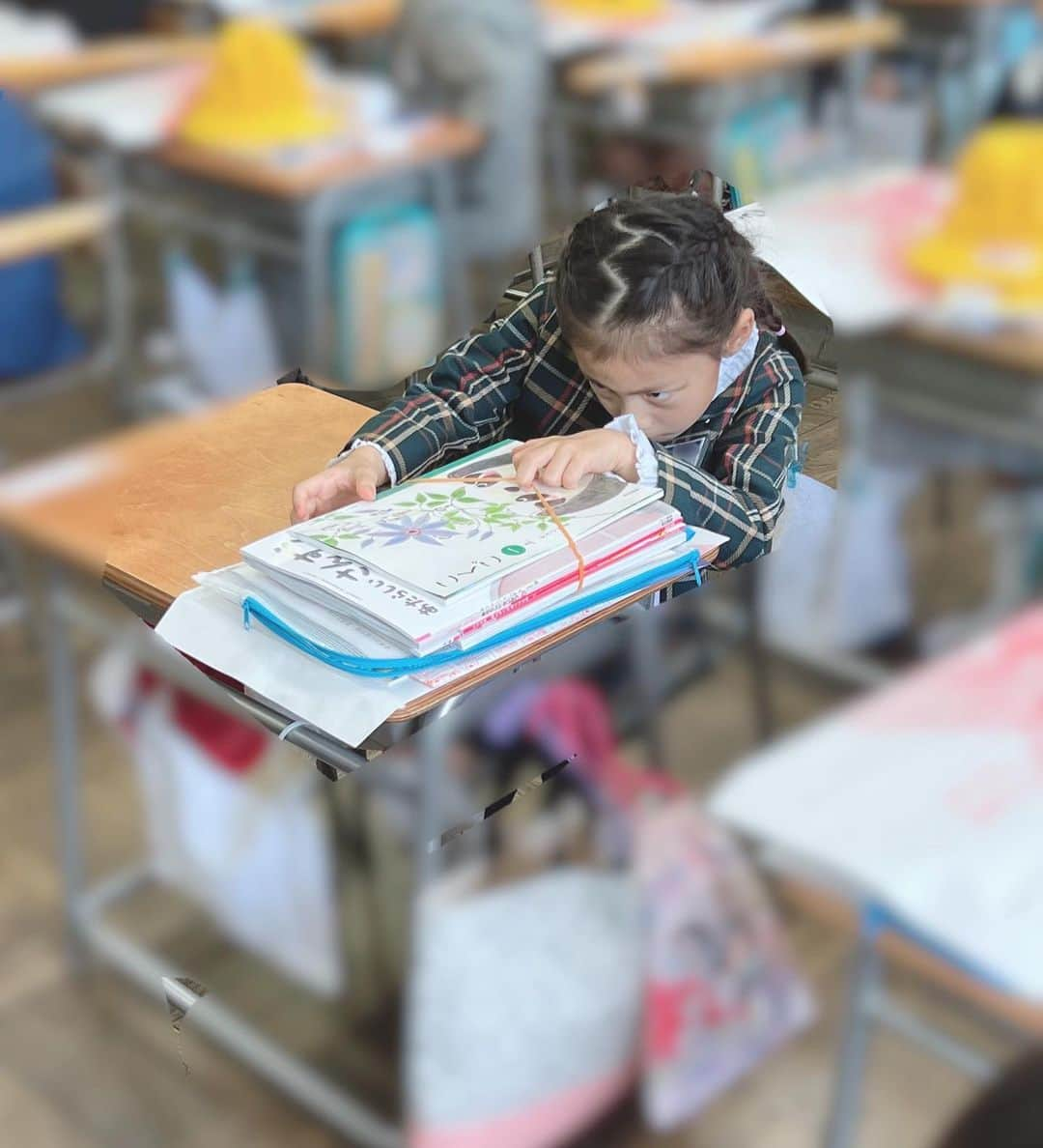 古澤恵さんのインスタグラム写真 - (古澤恵Instagram)「入学式🌸  小学生になったぞー*\(^o^)/*  黄色い帽子と黄色いランドセルカバーの子が我が子だなんて感動🥺 (母ちゃんまだ気分は10代〜20代前半だから不思議な感覚www.)  初めての教室で先生の話しを聞く態度がデカかったり(写真②) 前の席の子をゴムで狙ってみたり(写真③)… ヒヤヒヤしながら見守ってた😅笑笑 本人が大怪我したり、人に怪我させないことを願う🙏  とにかく楽しくお友達に優しく彼女らしい小学校生活になりますように✨  何よりも早起きが苦手な母ちゃんが起きれるか心配😩 親になるって本当に大変だけれどもそれ以上に可愛さや楽しさや感動があるから頑張れる♡ . . . #新一年生🌸 #群馬っ子 #やんちゃ娘」4月7日 22時23分 - gugu1202