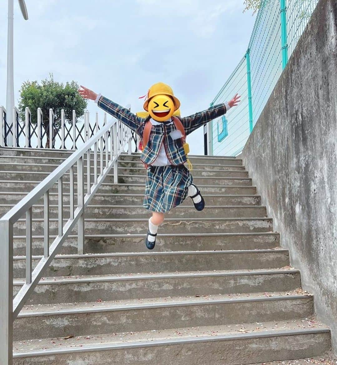 古澤恵のインスタグラム：「入学式🌸  小学生になったぞー*\(^o^)/*  黄色い帽子と黄色いランドセルカバーの子が我が子だなんて感動🥺 (母ちゃんまだ気分は10代〜20代前半だから不思議な感覚www.)  初めての教室で先生の話しを聞く態度がデカかったり(写真②) 前の席の子をゴムで狙ってみたり(写真③)… ヒヤヒヤしながら見守ってた😅笑笑 本人が大怪我したり、人に怪我させないことを願う🙏  とにかく楽しくお友達に優しく彼女らしい小学校生活になりますように✨  何よりも早起きが苦手な母ちゃんが起きれるか心配😩 親になるって本当に大変だけれどもそれ以上に可愛さや楽しさや感動があるから頑張れる♡ . . . #新一年生🌸 #群馬っ子 #やんちゃ娘」