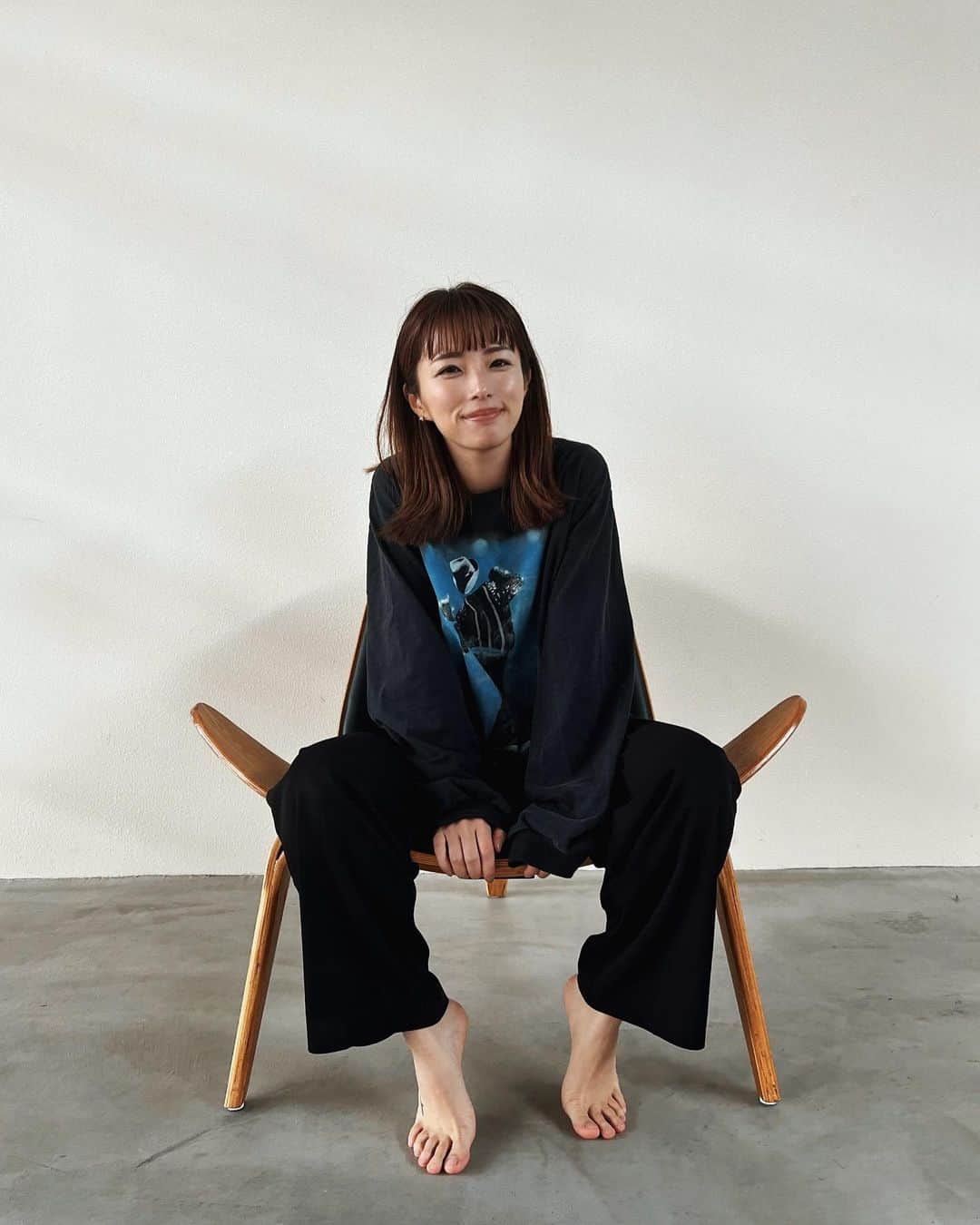 のインスタグラム：「今日わたしは36歳になりました🐰  誕生日は わたしがだいすきだと思うみんなが やさしさと愛を届けてくれます。 わたしはいつもその想いに心がハグされて しあわせの涙が止まらない日になります。  わたしが幸せの中で生きている事を改めて感じた１日でした。  仕事が終わって雨の中傘さして 珍しく長い時間ひとりで歩きました。 人のいない公園で 雨に包まれる若葉のいろが とても美しかったです。  春のような人になれるよう 今年1年を生きていきたいです。  そして今日は11年目の記念日。 いつもいつも心からありがとう🌹  #誕生日と記念日」