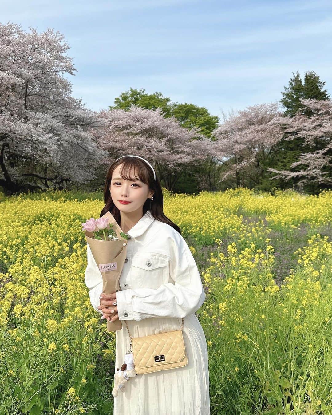 のインスタグラム：「. . 今年最後のお花見へ🌸💛 . . .  ギリギリ駆け込みで行ってきたよ♡ ちょうど菜の花も咲き始めてて ピンクも黄色がとっても可愛かった🎀🫧 レンタル自転車も借りれたよ🚲🫶 お花の中走るの気持ち良すぎた♡ . . . 🧥ジャケット　@mercuryduo_com . 👜バッグ　@grl_official . . . . #お花見 #お花見コーデ #お花畑 #お花畑コーデ #昭和記念公園 #レンタルバイク #mercuryduo #マーキュリーデュオ #grl #グレイル #グルミット」