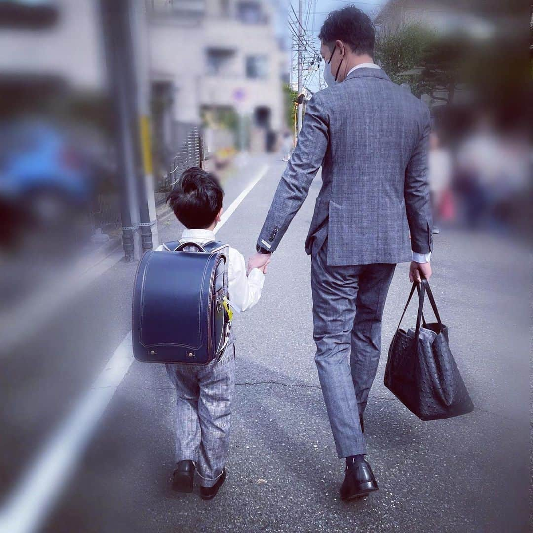 小西ゆりなのインスタグラム：「いつもリンクコーデをしたがる親子👨‍👦 #入学式コーデ #父と息子 #仲良し親子 #チェックパンツ #チェックジャケット #パパっ子 #ピカピカの1年生 #小学校入学式　#リンクコーデ #親子コーデ　#チェック柄」