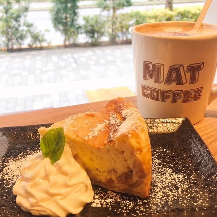 山田優依さんのインスタグラム写真 - (山田優依Instagram)「《MATCOFFEE in Daikanyama》  【マットコーヒー】 📍代官山駅/カフェ  大きめケーキに大きめマグで アメリカンな雰囲気のカフェMATCOFFEE  3種のケーキに選べるドリンクのケーキセットがあって ラムレーズンチーズケーキとカフェラテに😊  大好きなラムのテイストのチーズケーキは濃厚で 中々ラムが効いているのでラムずきにオススメです😊  渋谷、代官山、恵比寿のどの駅からでも少し歩くけど、 また行きたいなと思うカフェ☕️✨  【マットコーヒー】 代官山より徒歩15分 11:45～21:00 ●ケーキセット ¥1100  明日から久々の親娘三人旅で 朝イチ羽田空港へ行くからわくわく前夜👩‍👩‍👧❤️  東京雨風すごいけど(>_<) 皆様も良い週末をお過ごしください😊✨  #代官山グルメ #代官山スイーツ　#チーズケーキ好き」4月7日 22時33分 - yui_gourmetwalker