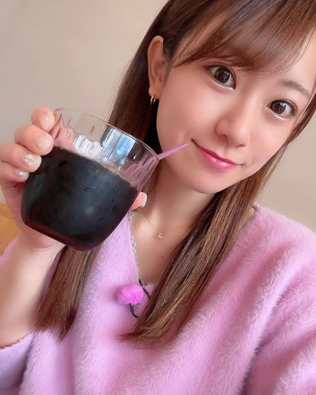 福本愛菜さんのインスタグラム写真 - (福本愛菜Instagram)「今日のロケで出していただいたコーヒーのストローもトップスと同じようなピンクでつい写真撮っちゃったよ😇💓笑  #ピンクコーデ #トップス #マイク #ストロー #全部 #ピンク #💖」4月7日 22時42分 - aina_fukumoto