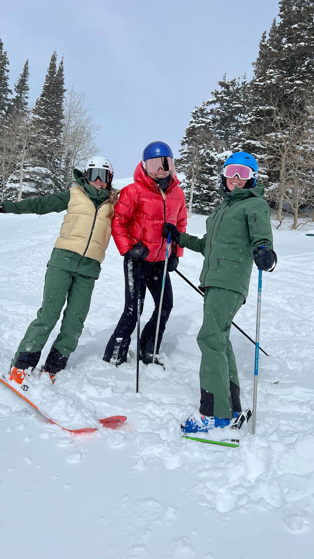 リンゼイ・ボンのインスタグラム：「Finally got to ski with my girl @chelseahandler! What an epic day of powder ❤️  @skiabbe @deervalleyresort @headsportswear #skibunnies #bosschick」
