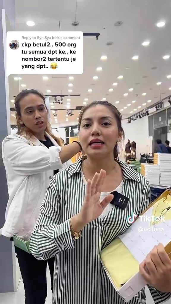 のインスタグラム：「Esok 8hb April 2023. Wak dah bagi 100 Baju Melayu WD FREE.!!! Sahaja. Jadi apa tunggu lagi datang awal di butik Starvilion seksyen 7 Shah alam . Dan banyak lagi hadiah2 menanti anda.. jumpa esok.. tolong Share video ni 🙏🏻 100 Baju Melayu 150 Kurta 250 tudung  Total 500 pakaaian raya」