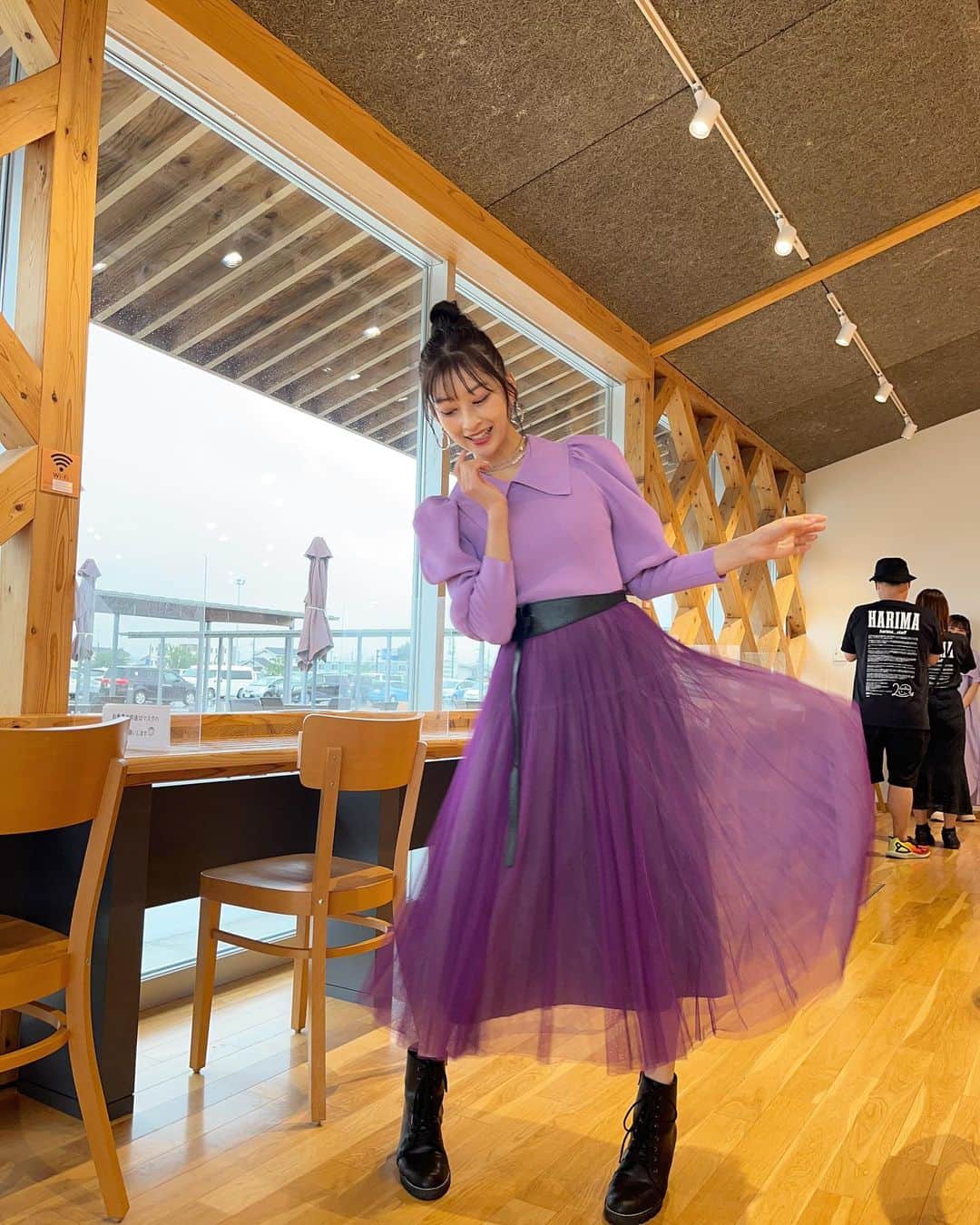 高井千帆さんのインスタグラム写真 - (高井千帆Instagram)「⁡ 載せそびれていたお写真🌂♡ (うしろにバディが、、！笑)  撮影中にいただいたカレーパン美味しかったなぁ🥺」4月7日 22時38分 - chiho_takai_official