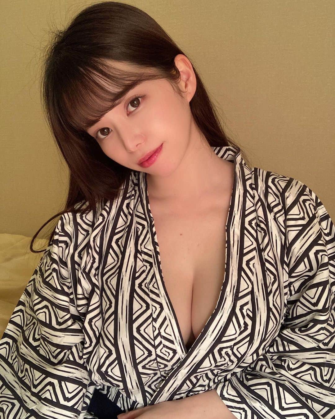 春奈芽衣のインスタグラム：「今週もお疲れ様でした🌟 明日明後日は撮影会です📸 予約して下さった皆様、本当にありがとうございます🥹✨  #過去pic  #浴衣 #japaneseyukata  #japanesemodel  #longhair  #kyotojapan  #selfie  #sexymodelsgirls」