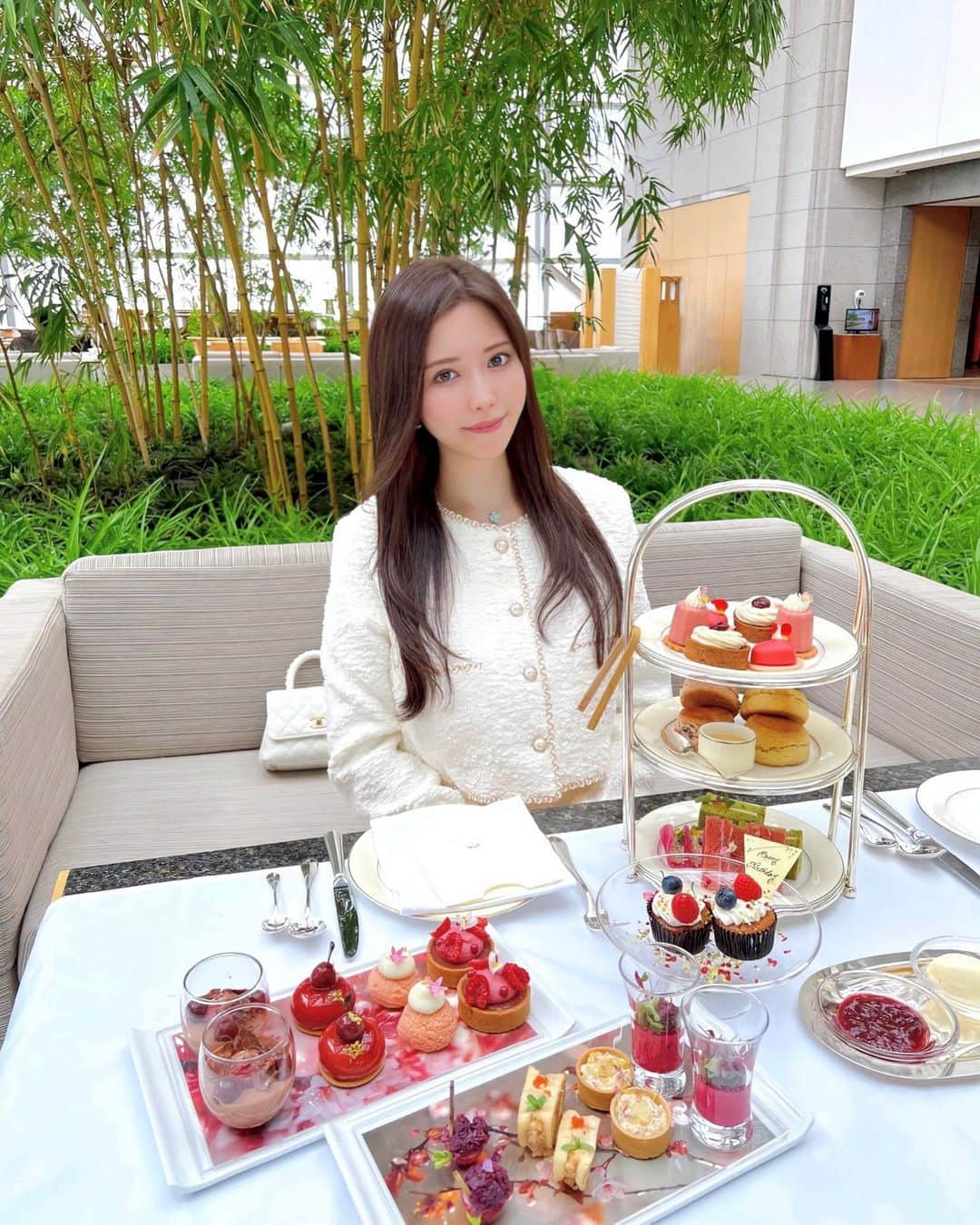 さわいえりさんのインスタグラム写真 - (さわいえりInstagram)「⠀  SIGNATURE CHERRY BLOSSOM  AFTERNOON TEA🍒  @parkhyatttokyo   パークハイアット東京のアフタヌーンティーは、 セイボリーおかわり出来るし、フリーフローもよき💓  大和茶の月ヶ瀬ファーストフラッシュ(和紅茶) 美味しいよ🫖  ・  ・  #パークハイアット東京#アフタヌーンティー#チェリー」4月7日 22時41分 - beauty_eri7