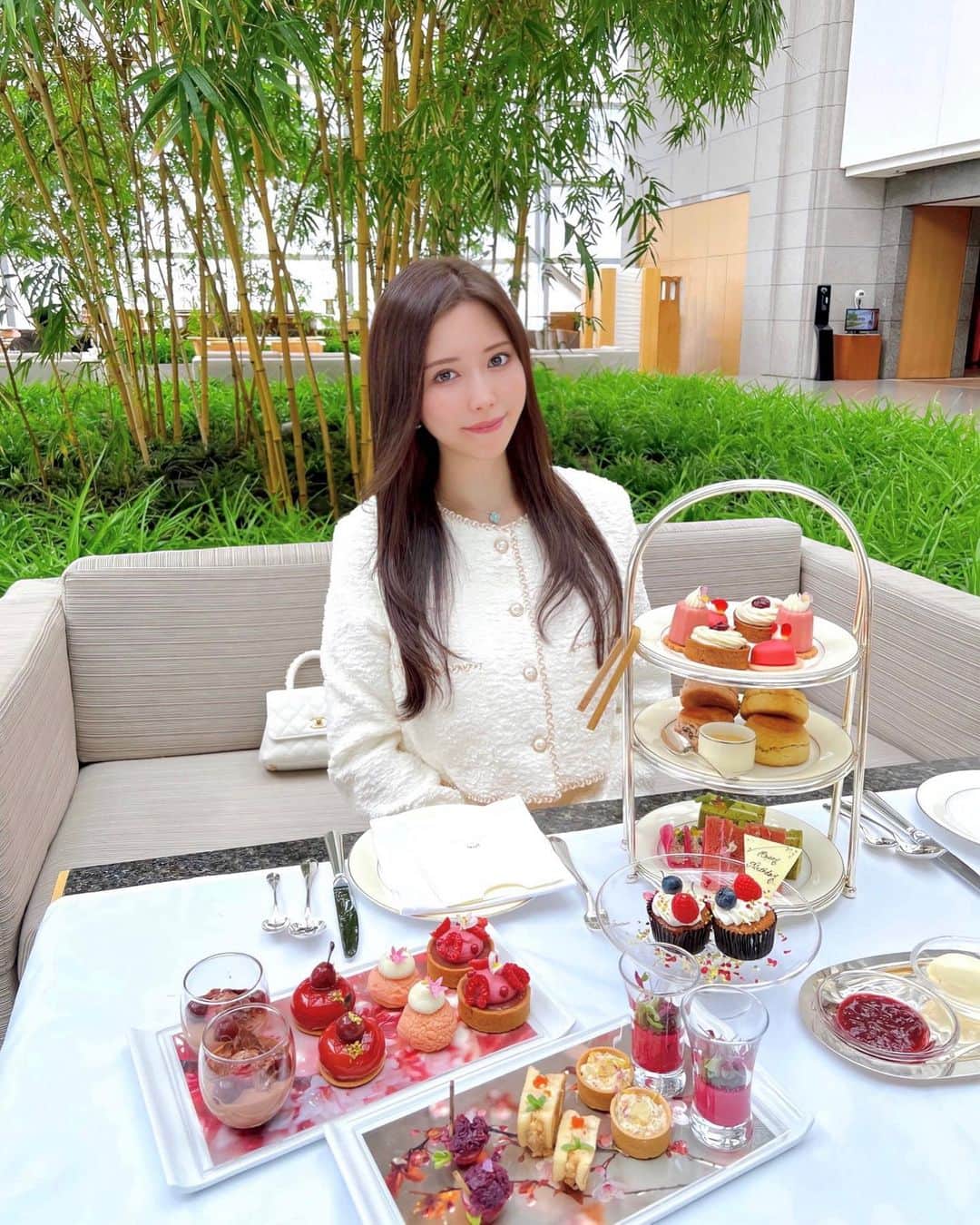 のインスタグラム：「⠀  SIGNATURE CHERRY BLOSSOM  AFTERNOON TEA🍒  @parkhyatttokyo   パークハイアット東京のアフタヌーンティーは、 セイボリーおかわり出来るし、フリーフローもよき💓  大和茶の月ヶ瀬ファーストフラッシュ(和紅茶) 美味しいよ🫖  ・  ・  #パークハイアット東京#アフタヌーンティー#チェリー」