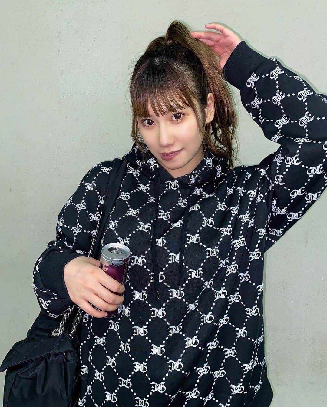 石田優美のインスタグラム：「ポニーテールを見せたいのか 飲み物を見せたいのか  よくわからない投稿🤷‍♀️笑  久しぶりのポニーテール この飲み物めっちゃ美味しいから おすすめです！！  #ポニーテール #レッドブル」
