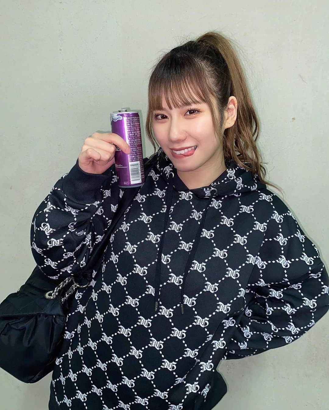 石田優美さんのインスタグラム写真 - (石田優美Instagram)「ポニーテールを見せたいのか 飲み物を見せたいのか  よくわからない投稿🤷‍♀️笑  久しぶりのポニーテール この飲み物めっちゃ美味しいから おすすめです！！  #ポニーテール #レッドブル」4月7日 22時44分 - yu_mi_1012