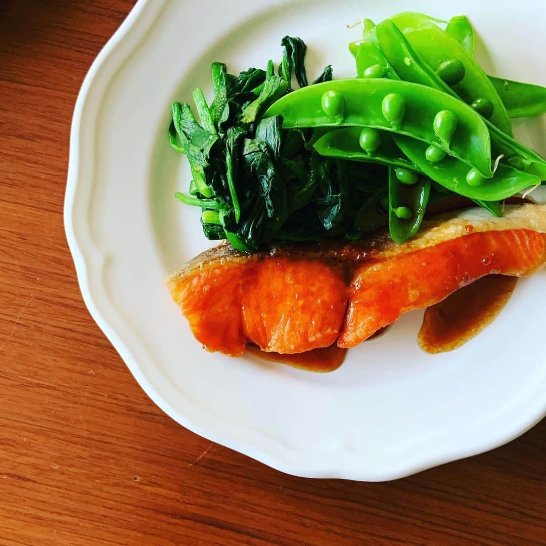 志摩有子さんのインスタグラム写真 - (志摩有子Instagram)「今夜は魚。サーモンのムニエルにガーリックレモンバター醤油のソースを。酸っぱしょっぱいのにごはんがすすむやつ。 ほうれん草のバターソテーと塩茹でにしたスナップエンドウをたっぷり添えて。 これ、本日発売のVERY5月号で武井咲さんに誌上レッスンでお教えしたメニュー。 初めてご一緒しましたが、食いしん坊でチャーミングで、料理上手で、撮影もとても楽しかった。 詳しいレシピもご紹介しています。 @veryweb.jp」4月7日 22時45分 - ariko418