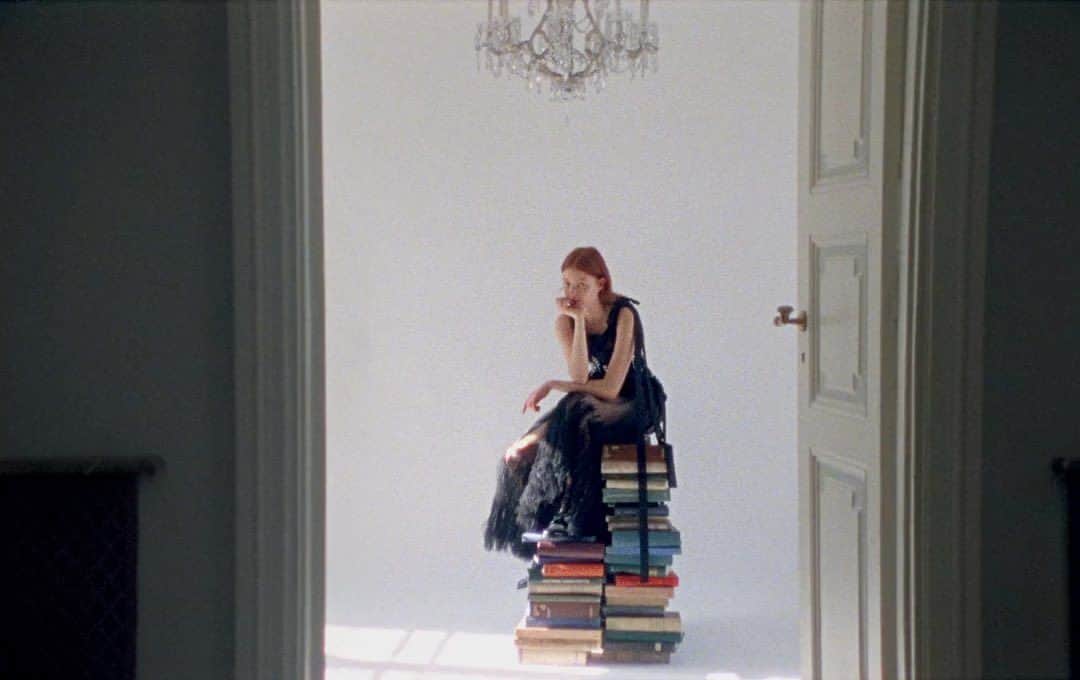 leslie & dani & harriのインスタグラム：「I love the style of commerical cinematography, it's more often then not super interestering and very aesthetically driven.  Frames by @tatianaandkarol / @nikodemmarek」