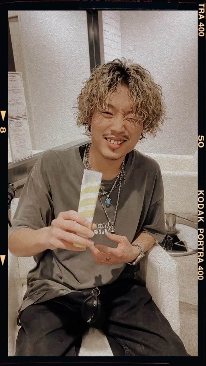鈴木大二朗のインスタグラム：「トリコになっていくぅシリーズ2✌🏾 OCEAN TRICO新シリーズ SOFT CREAM🍦🩵 . ブリーチ10回以上の履歴だったので プラチナケアパーマで外国人風がオーダーだったので ボリューム感とウェーブ感しっかりだしました👩🏽‍🦱 . パーマした髪全体に馴染ませて 頭フリフリフリフリフリ((((；ﾟДﾟ))))))) 自然乾燥で出来上がるスパイラルパーマ👨🏽‍🦱」
