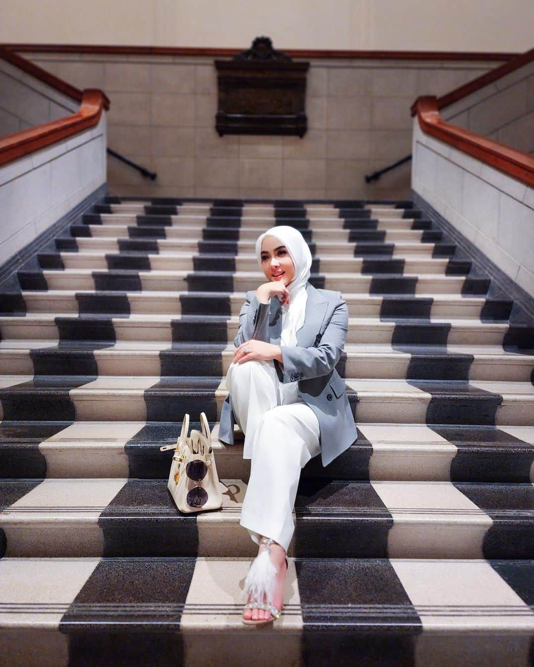 Syahriniのインスタグラム：「•  ~ Ramadan Kareem Ramadan Mubarak ~  16 Ramadan 1444 H.  ___________________ ~𝓢𝓨𝓡~ ____________________  #PrincesSyahrini #RamadanKareem #Singapore_April2023」