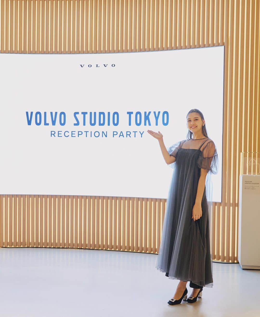 長谷川ジェニファーミラさんのインスタグラム写真 - (長谷川ジェニファーミラInstagram)「VOLVO が世界初のEVに特化した “Volvo Studio Tokyo “のオープニングにて、イベントMCさせてもらいました🥳  サステナビリティとプレミアムな体験を実現する場所として、北欧のインテリアを設えたモダンな空間に最新デジタルテクノロジーを融合させ、訪問者は五感で「Volvo」の世界観を堪能することができます✨✨  みんな行ってみてねん  Stylist : Me  Hair & Make @mirisawaki  Dress @chikakisada  @rogervivier   #volvostudiotokyo #volvo  @volvocars  @volvocarjp」4月7日 23時00分 - jenmilaa