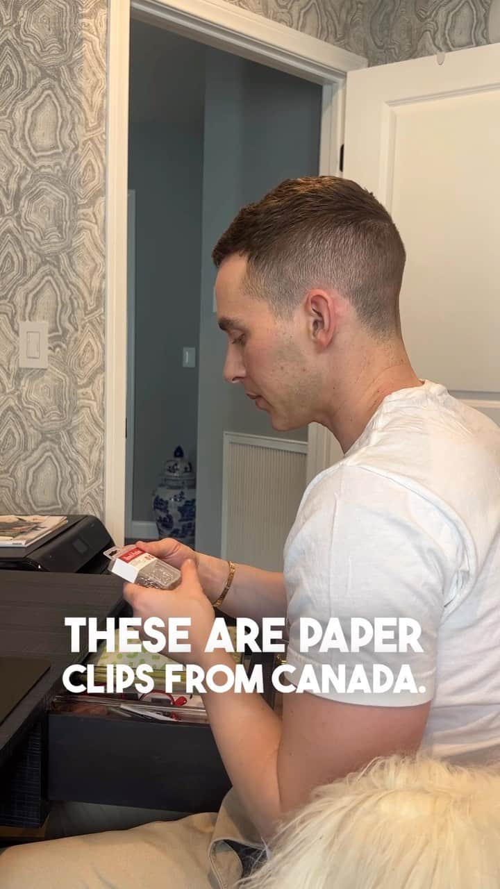 アダム・リッポンのインスタグラム：「Paperclips from Canada 🇨🇦」