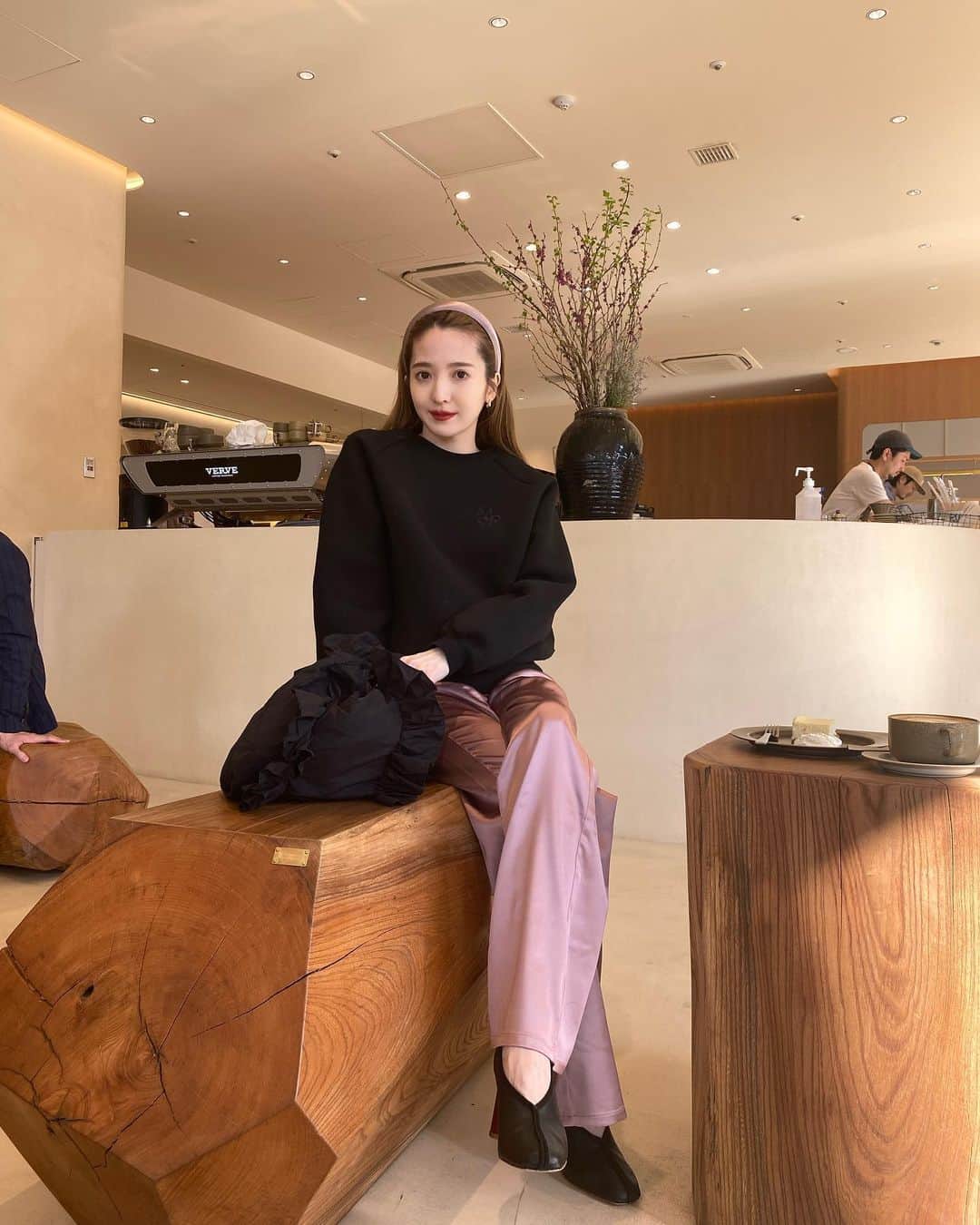 平木愛美のインスタグラム：「april🌸  ４枚目はどんな瞬間？笑  どこのカフェですかと、ご質問をいただいていたのでっ。載せてみるっ。  焼肉ランチ、ご飯は"大盛り"食後のチーズケーキですがとっっっても美味しかった〜！！！！！  光がぽかぽかと入る心地良い空間って好き。🪞  cafe in ebis! ☕️ @vervecoffeejapan   pink pants. / @amaterasjapan  （room wear🌛） @maaayaofficial collaboration💕」