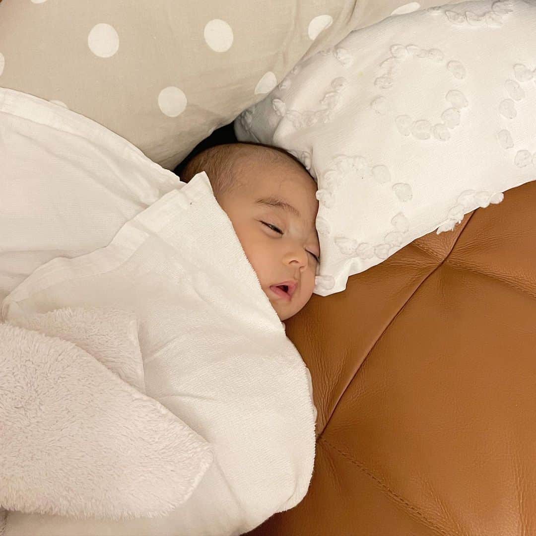 神田咲凛さんのインスタグラム写真 - (神田咲凛Instagram)「娘氏5ヶ月の時のキロク📝  ①お昼寝時間の短縮化 　寝ても2.30分、エネルギーチャージ高速過ぎる  ②ベビーチェアデビュー 　お気に入りすぎてハイチェアの購入を決意👶🏻  ③離乳食デビュー 　ミルクは拒否るけど離乳食はなんでもこい！な娘氏、 　小さめちゃんなので多めにあげてと言われたので多めに🍚  ④お座りが安定してきた 　前までだるまさんみたいに不安定だったけど安定してきた  ⑤遊び場が庭に 　先輩たちをみてるのが刺激的で楽しいのか 　ずっとワクワクしてる＆帰りはぐっすり💤  ⑥寝返りが板についた 　気づいたらころころしてる、 　嬉しいけどヒヤヒヤすることが増えたので対策中！笑  ⑦おもちゃ族になった 　お気に入りのおもちゃをひたすら舐め回してる🧸  ⑧ベビーカートデビュー 　抱っこ紐多め人間なのでベビーカート大助かり  ⑨安定に虎くんとデート 　他にも年下男子や女子友ができて嬉しみ🫶　 　でも体格的には1番年下な娘氏🫰笑  ⑩よく喋る、とにかく喋る 　最近はさらにしゃべりに磨きをかけてる👶🏻  年下ベビのママ友に2.3ヶ月の頃どうだったー？って聞いてもらって 思い返そうとしても案外うろ覚えなことに気づいて今更記録📝笑  . . . . . . . . . . . . . . . . . . . . . #赤ちゃんのいる生活 #赤ちゃんのいる暮らし #赤ちゃんコーデ #赤ちゃん服#赤ちゃんがいる生活 #令和4年ベビー #生後6ヶ月女の子 #新米ママ#新米ママと繋がりたい#新米ママ#新米ママと繋がりたい #ワンオペ#ワンオペ育児 #ママライフ#女の子ママ#5ヶ月ベビー　#成長記録」4月7日 22時53分 - t12345vxq
