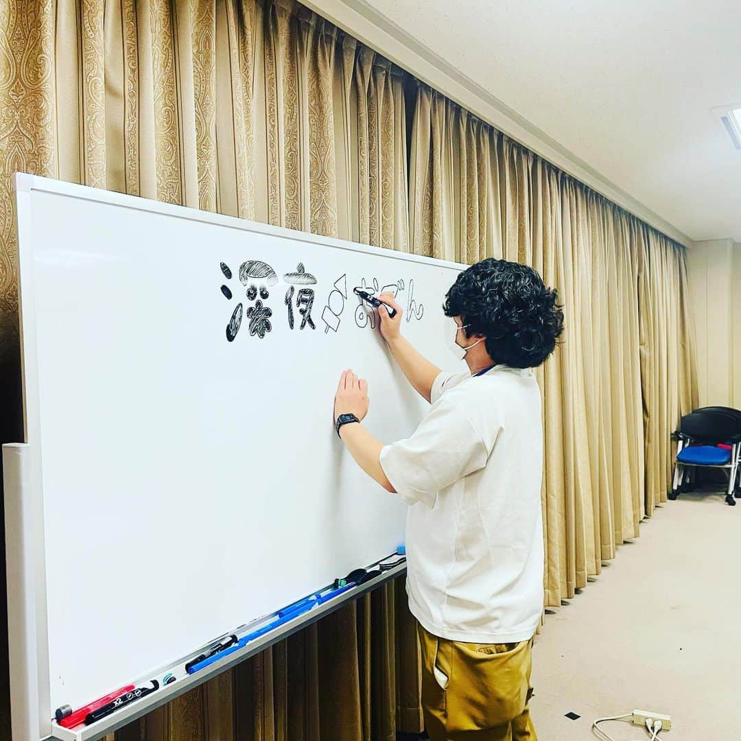 竹内知咲さんのインスタグラム写真 - (竹内知咲Instagram)「天才ピアニストの深夜おでん🍢 1000回記念トークイベント❣️ ありがとうございました！！！  あの背景の丸文字は作家の辻村さんが書いてくれました🤣  ますみの本気手作りおでんにマネージャーが度肝抜かれてました💥  #天才ピアニスト #天才ピアニストますみ #天才ピアニスト竹内 #深夜おでん #Radiotalk #太田マネージャー」4月7日 22時53分 - tensai_pianist.takeuchi