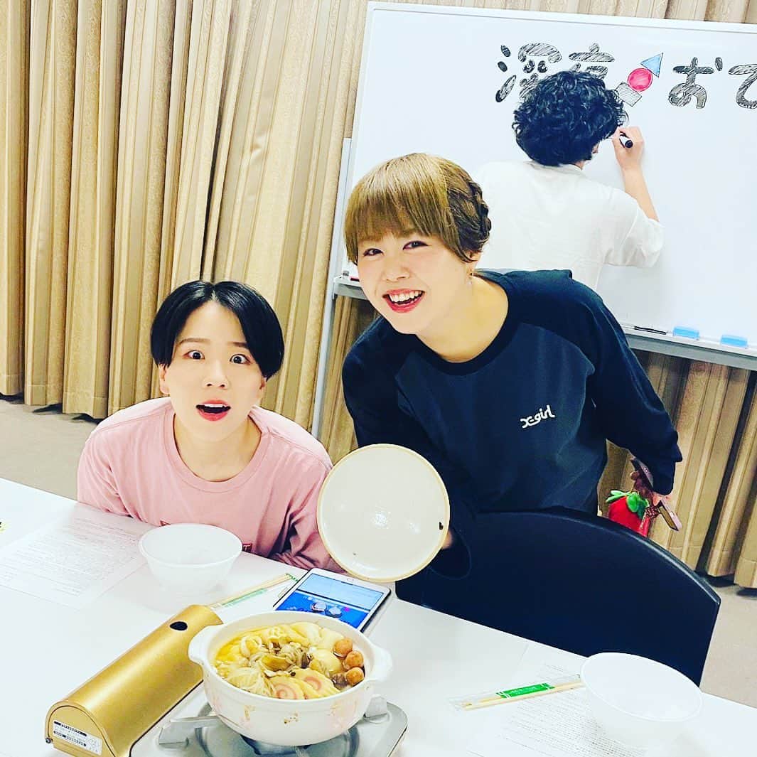 竹内知咲さんのインスタグラム写真 - (竹内知咲Instagram)「天才ピアニストの深夜おでん🍢 1000回記念トークイベント❣️ ありがとうございました！！！  あの背景の丸文字は作家の辻村さんが書いてくれました🤣  ますみの本気手作りおでんにマネージャーが度肝抜かれてました💥  #天才ピアニスト #天才ピアニストますみ #天才ピアニスト竹内 #深夜おでん #Radiotalk #太田マネージャー」4月7日 22時53分 - tensai_pianist.takeuchi