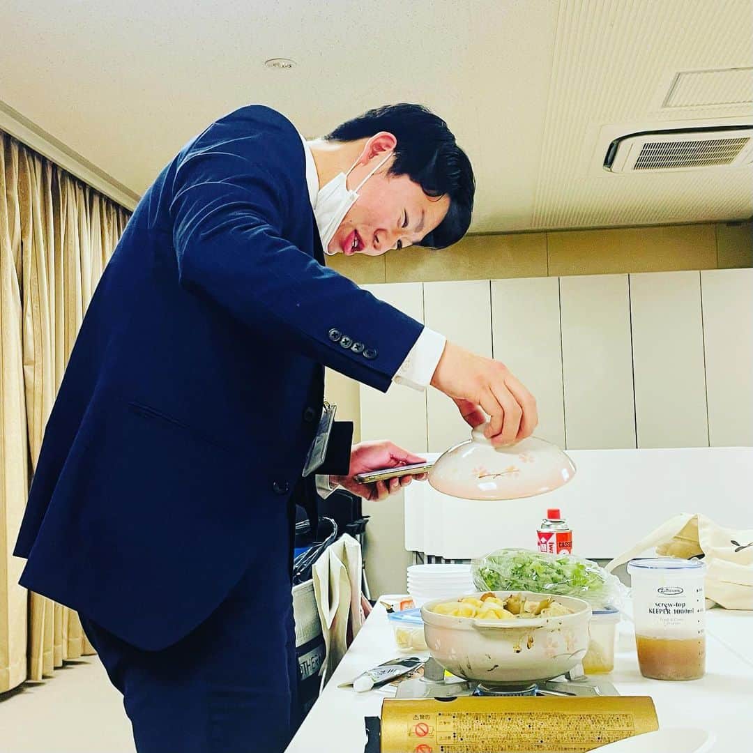 竹内知咲さんのインスタグラム写真 - (竹内知咲Instagram)「天才ピアニストの深夜おでん🍢 1000回記念トークイベント❣️ ありがとうございました！！！  あの背景の丸文字は作家の辻村さんが書いてくれました🤣  ますみの本気手作りおでんにマネージャーが度肝抜かれてました💥  #天才ピアニスト #天才ピアニストますみ #天才ピアニスト竹内 #深夜おでん #Radiotalk #太田マネージャー」4月7日 22時53分 - tensai_pianist.takeuchi