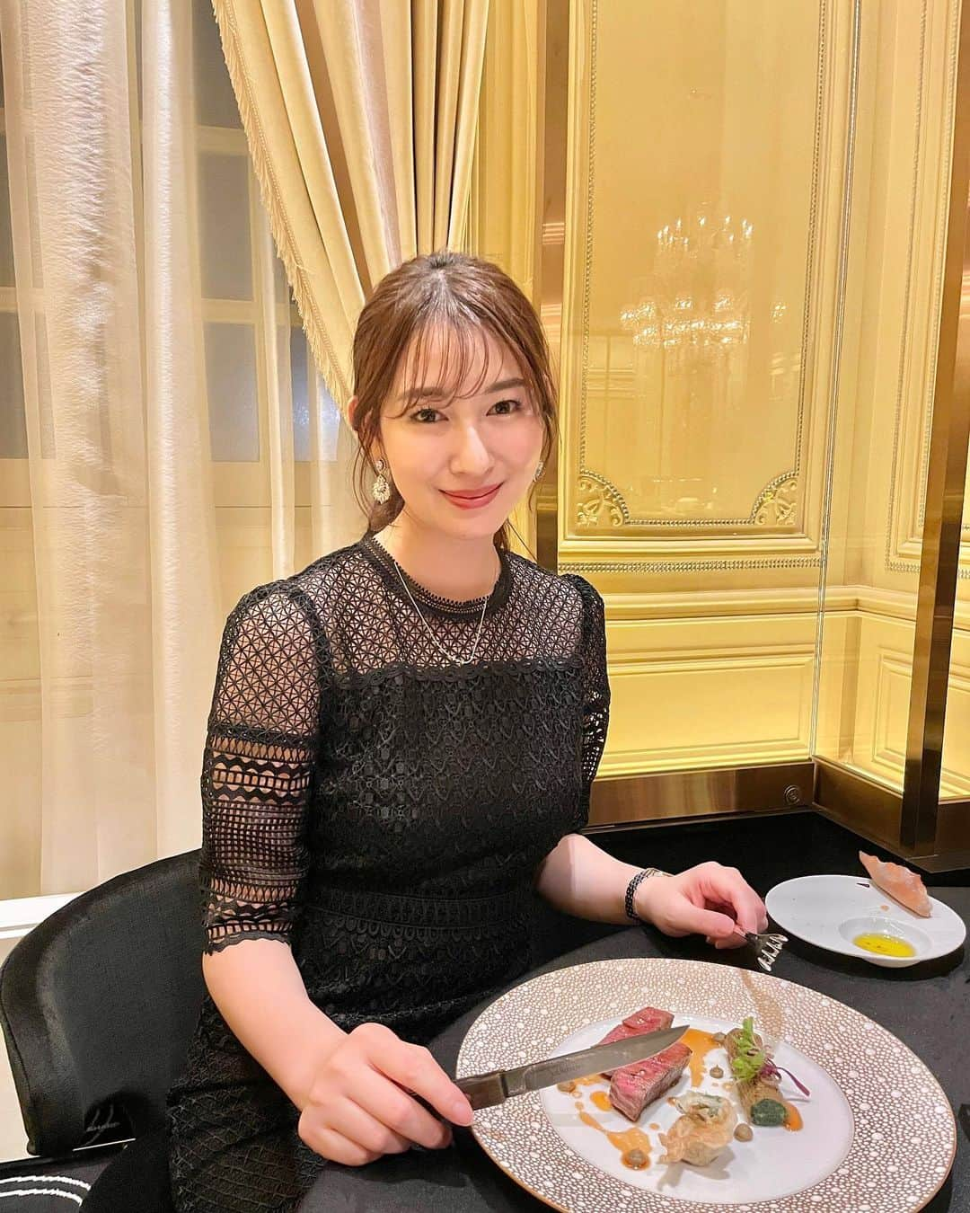 下田奈奈のインスタグラム：「31歳になりました🎂💐  お誕生日当日は念願のジョエルロブションで お祝いしてもらいました🤭🥂✨  もちろん内装もお料理も素晴らしいのですが 何よりも接客が本当に素晴らしくて心打たれました🥲  ずーっと行きたいアピールをしてたので（笑） 念願過ぎて忘れられない夜になりました🌙 本当にありがとう〜🤵🏻  31歳もみなさんどうぞよろしくお願いします✌🏻  1枚目の大人ぶった写真と10枚目のテンション 高めな動画のギャップがすごいけど そんな私と今後も仲良くしてください🦭💕  #ジョエルロブション #ガストロノミージョエルロブション #joelrobuchon #お誕生日ディナー #バースデーディナー #フレンチディナー #バースデーサプライズ #夫婦ディナー #グランメゾン #ミシュラン三ツ星」