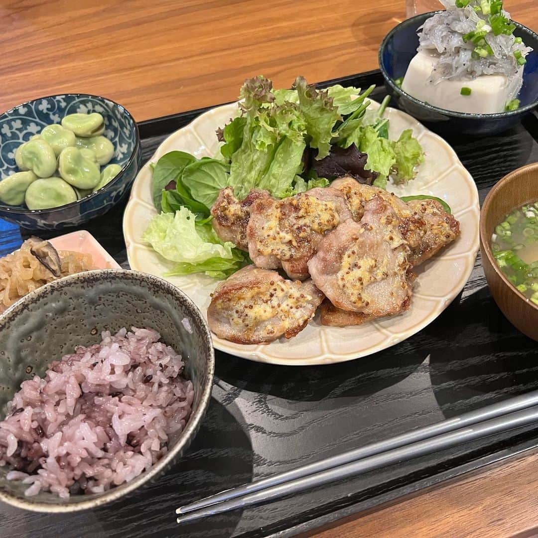 momo さんのインスタグラム写真 - (momo Instagram)「⁡ ⁡ #公開記録6日目 4月7日 朝 52.2kg ⁡ ⁡ 朝食 151kcal ・芋けんぴ (朝から芋けんぴ🥹w 食べるものと時間がなさすぎたw) ⁡ ⁡ 昼食 504kcal ・クリームパスタ (青菜とのりのレモンクリームソース🍋) ⁡ ⁡ 夕食 549kcal ・雑穀ご飯(少し) ・しじみの味噌汁 ・豚ヒレの粒マスタード焼き ・サラダ ・切り干し大根 ・生しらす冷奴 ・そら豆 ⁡ 間食 66kcal ・フルーツティー ⁡ ⁡ トータル1270kcal ⁡ 運動 ・7200歩(-213kcal) ・キックボクシング 30分(-235kcal) ⁡ ⁡ 今日は初めて キックボクシングを体験！ 動いて汗かくのはやっぱ楽しい✨ ⁡ 朝ご飯がいつも不健康だから 改善せねば... ⁡ ⁡ ⁡ 《スタート時点》 ・161cm 52kg超 ・体脂肪率33%超(3分の1が脂肪🤢) ・典型的な下半身デブ🦵 ・隠れ肥満体型 ⁡ ⁡ ⁡ ======================================= ⁡ 私のあらすじ ⁡ 20歳・人生に迷いすぎてヒッチハイク旅に出る。 21歳・旅先で出会った男性と結婚&息子を出産👶 22歳・育児しながら合間に絵を描き始める。 23歳・インスタがバズってそのまま独立。 24歳・仕事は絶好調だけど家庭は崩壊寸前。 25歳・別居生活スタート、半年後に離婚成立。 26歳・シングルマザーとして孤軍奮闘。 27歳・イラストレーターを名乗るのを辞める。 28歳・子ども向け教育事業を立ち上げる。再婚。(今ここ) ⁡ ⁡ ======================================= ⁡ ⁡ 念願のイラストレーターになったけれど、 少子高齢化という社会問題に向き合うことを決意。 イラストレーターを卒業してからは、 小学生のママをやりながらエピックキッズ運営中。 ( @epickids_nihonbashi ) ⁡ 20代最後のダイエットに挑戦しながら 長野への移住も企み中。情報提供お待ちしてます♪ ⁡ ⁡ momo ⁡ ⁡」4月7日 22時54分 - momo_fashiongram