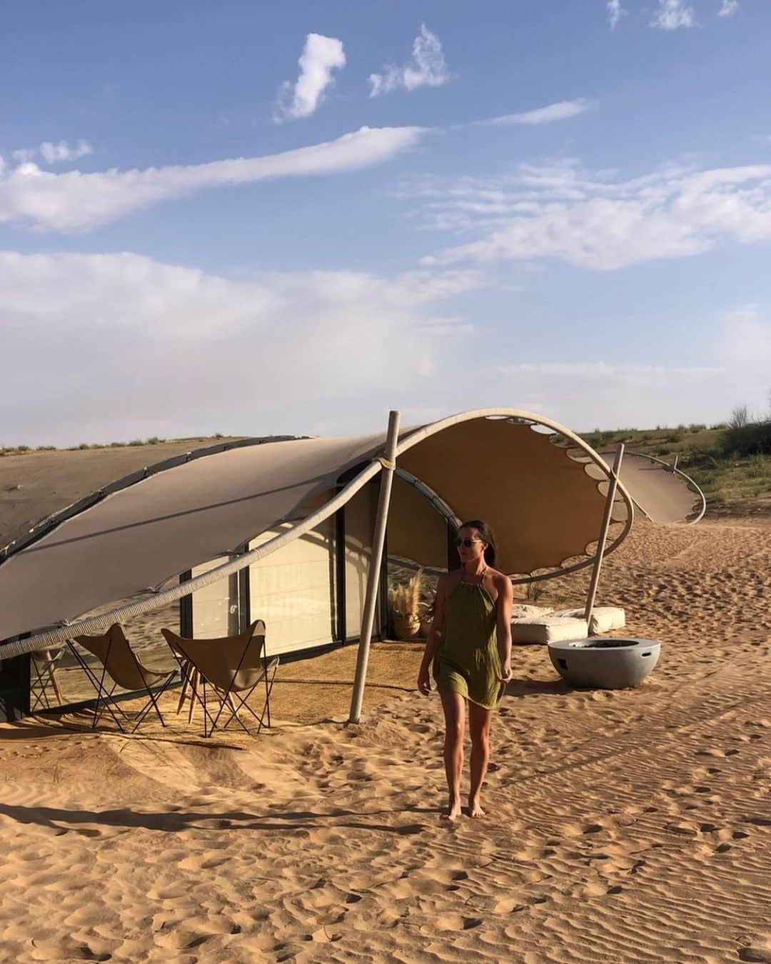 イモージェン・ケアンズのインスタグラム：「The nest 🪹 @sonara_camp #dubai #desert #glamping #luxurydesertexperience」