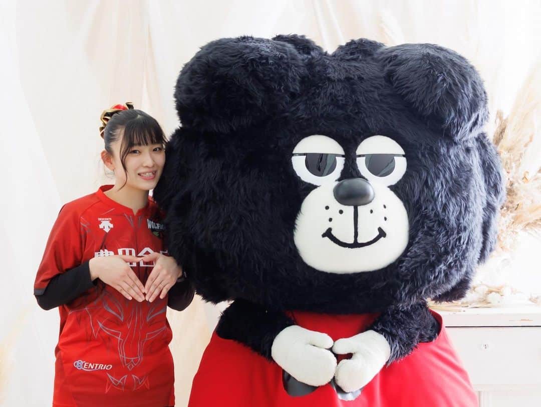 高橋萌さんのインスタグラム写真 - (高橋萌Instagram)「ウルフドッグス名古屋 2022-23シーズン レギュラーラウンドが 無事に終了しました🐺❤️  レギュラーラウンドは 2年連続優勝🏆✨ みなさんの応援のおかげです！ありがとうございます📣  今年もアリーナMCとして ホームゲームに入れたこと 本当に嬉しく思います🎙  明日からはファイナルステージ🔥 まずはファイナル4！  シーズン優勝を目指して 引き続き応援お願いします💓  #vリーグ #vleague  #バレーボール  #ウルフドッグス名古屋 #wd名古屋  #ウルドくん #エントリオ #アリーナMC #高橋萌」4月7日 23時00分 - takahashimoe0225