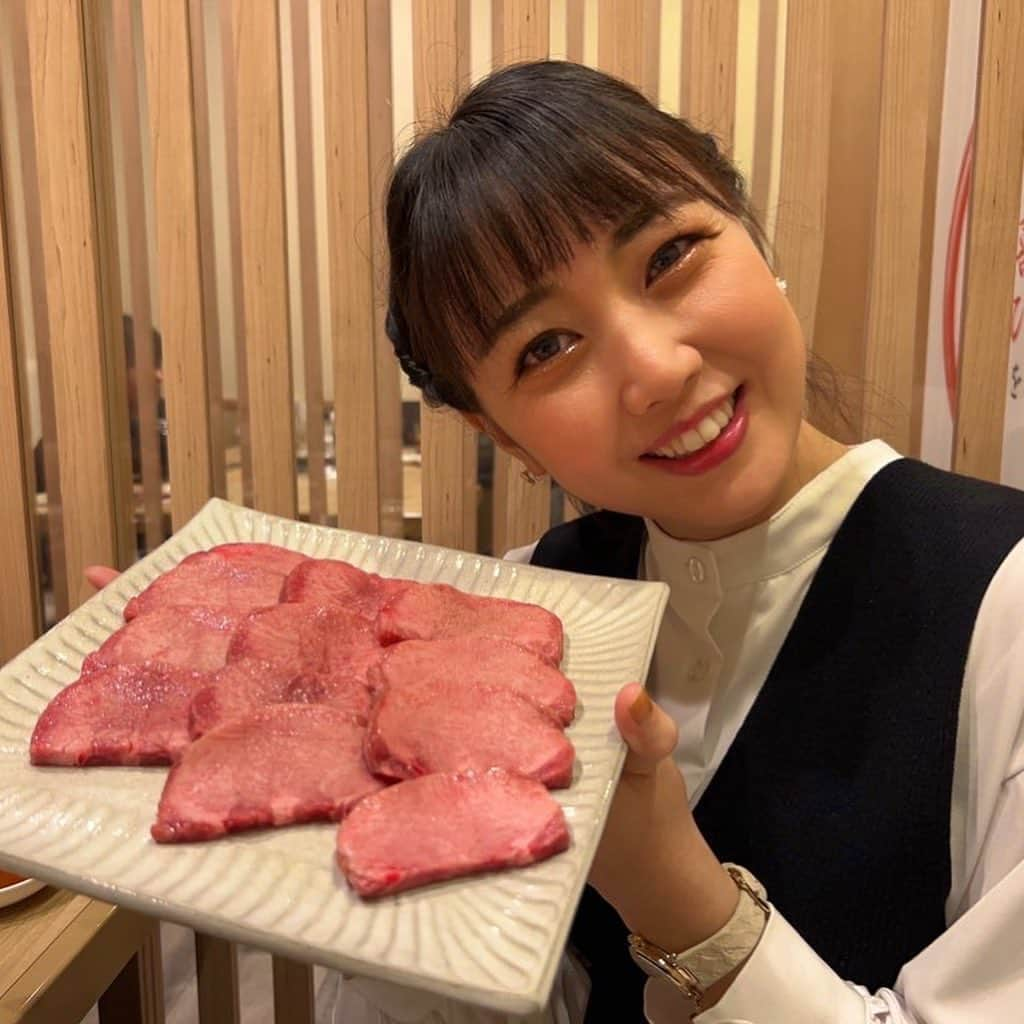 高橋沙織さんのインスタグラム写真 - (高橋沙織Instagram)「京阪大和田駅から歩いてすぐの「喜一 精肉・焼き肉店」 質の良いお肉がリーズナブルに食べれて超おすすめです。 分厚い牛タンも柔らかくてびっくりした〜 サシの入ったすごいお肉なのに油がしつこくなくてパクパク食べちゃう🥹 本当に良いお肉なんやろなぁぁ。  喜一さんオリジナルスパイスも何にかけてもめちゃくちゃ美味しくなる！！  なんと、サインもさせていただきました✨ みんな行ったら探してみてね！ Jリーガーのサインもいっぱいあってテンションあがっちゃった〜  大満足な時間を過ごさせていただきました！  手っ取り早く元気を出すには、やっぱり美味しいお肉を食べるのが1番やと思う。 さおりんはニコニコです。  #喜一 #精肉焼き肉店 #焼き肉 #大和田駅 #大和田駅グルメ #京阪 #アルミカンさおりん」4月7日 23時10分 - arumikan_saorin