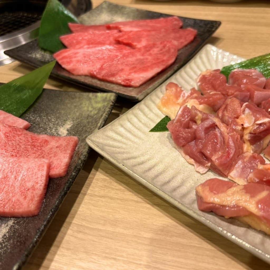 高橋沙織さんのインスタグラム写真 - (高橋沙織Instagram)「京阪大和田駅から歩いてすぐの「喜一 精肉・焼き肉店」 質の良いお肉がリーズナブルに食べれて超おすすめです。 分厚い牛タンも柔らかくてびっくりした〜 サシの入ったすごいお肉なのに油がしつこくなくてパクパク食べちゃう🥹 本当に良いお肉なんやろなぁぁ。  喜一さんオリジナルスパイスも何にかけてもめちゃくちゃ美味しくなる！！  なんと、サインもさせていただきました✨ みんな行ったら探してみてね！ Jリーガーのサインもいっぱいあってテンションあがっちゃった〜  大満足な時間を過ごさせていただきました！  手っ取り早く元気を出すには、やっぱり美味しいお肉を食べるのが1番やと思う。 さおりんはニコニコです。  #喜一 #精肉焼き肉店 #焼き肉 #大和田駅 #大和田駅グルメ #京阪 #アルミカンさおりん」4月7日 23時10分 - arumikan_saorin