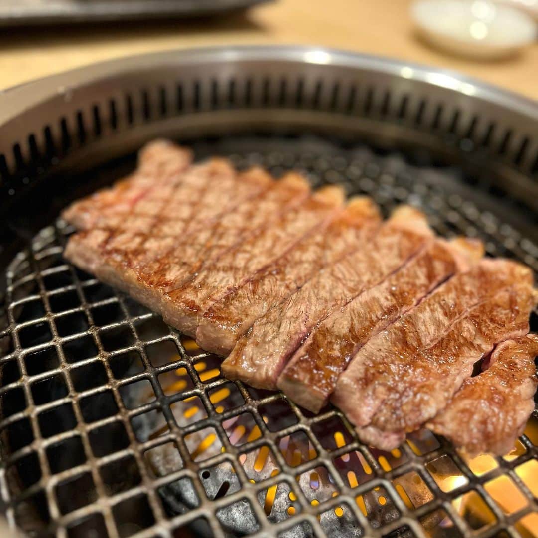 高橋沙織さんのインスタグラム写真 - (高橋沙織Instagram)「京阪大和田駅から歩いてすぐの「喜一 精肉・焼き肉店」 質の良いお肉がリーズナブルに食べれて超おすすめです。 分厚い牛タンも柔らかくてびっくりした〜 サシの入ったすごいお肉なのに油がしつこくなくてパクパク食べちゃう🥹 本当に良いお肉なんやろなぁぁ。  喜一さんオリジナルスパイスも何にかけてもめちゃくちゃ美味しくなる！！  なんと、サインもさせていただきました✨ みんな行ったら探してみてね！ Jリーガーのサインもいっぱいあってテンションあがっちゃった〜  大満足な時間を過ごさせていただきました！  手っ取り早く元気を出すには、やっぱり美味しいお肉を食べるのが1番やと思う。 さおりんはニコニコです。  #喜一 #精肉焼き肉店 #焼き肉 #大和田駅 #大和田駅グルメ #京阪 #アルミカンさおりん」4月7日 23時10分 - arumikan_saorin