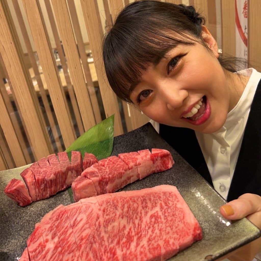 高橋沙織のインスタグラム：「京阪大和田駅から歩いてすぐの「喜一 精肉・焼き肉店」 質の良いお肉がリーズナブルに食べれて超おすすめです。 分厚い牛タンも柔らかくてびっくりした〜 サシの入ったすごいお肉なのに油がしつこくなくてパクパク食べちゃう🥹 本当に良いお肉なんやろなぁぁ。  喜一さんオリジナルスパイスも何にかけてもめちゃくちゃ美味しくなる！！  なんと、サインもさせていただきました✨ みんな行ったら探してみてね！ Jリーガーのサインもいっぱいあってテンションあがっちゃった〜  大満足な時間を過ごさせていただきました！  手っ取り早く元気を出すには、やっぱり美味しいお肉を食べるのが1番やと思う。 さおりんはニコニコです。  #喜一 #精肉焼き肉店 #焼き肉 #大和田駅 #大和田駅グルメ #京阪 #アルミカンさおりん」