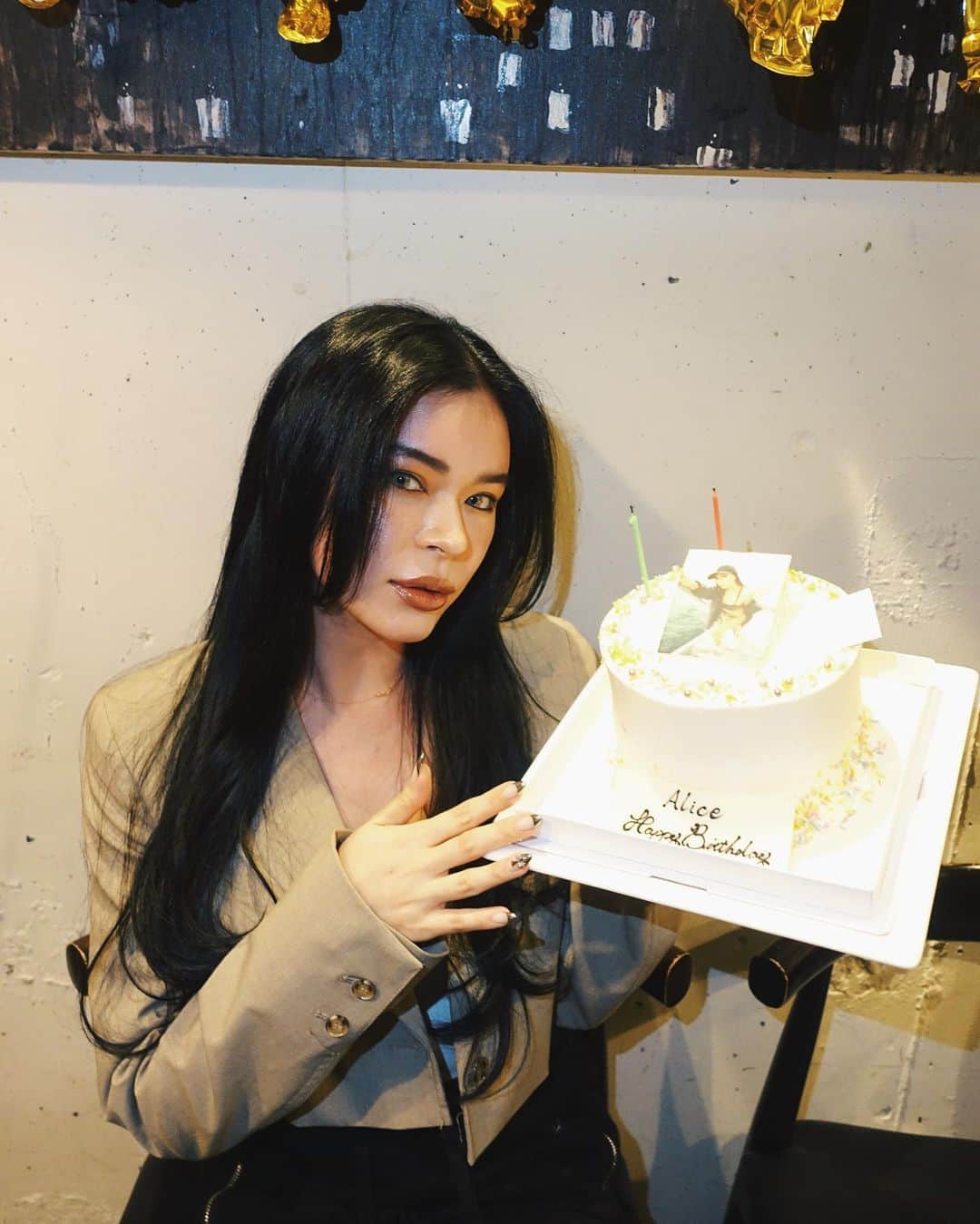 藤川ありすのインスタグラム：「32歳になりました🎂 前日はブルーブラックに染めて @d_arai_honey に 31歳最後のヘアカラーをしてもらいました!  前日は親友が写真ケーキを用意してくれて カウントダウンは大好きな友達に囲まれて 当日のランチはいつもの3人がお祝いしてくれて 夜はすき焼き食べて  30代も大切な人達のおかげで 幸せいっぱいのスタートを切りました。ありがとう🌹  最近思った事が"自分の周りの人達を大切にすると何かしらの形で自分に返ってくる"そんな気がします。 もちろん、逆もあり大切にしなかった場合も自分に何かしらの形で返ってきます。  ちょっと珍しく語らせてください。笑  わかってる人もいると思うんですが、ここ数年で私はとても考えが大人になりました。 20代はとても気が強く、尖りまくっていて "好きな人は好き" "嫌いな人は嫌い" "嫌いな人には嫌いな態度をとり" "興味のない人とは一切話さない" こんな感じに人と接していました。 もちろん「全てにおいて自分が1番上だ。」 と謎に思ってる時期もありました。  でもそうなると、もっと周りを見て周りを大切にして生きていかないと自分1人では生きていけないし、人生がうまくいかない事の方が多くなると感じました。  そこでやっと人を大切にするって、 私の中ではすごく大事な事なんだと気づきました。  周りの人を大切にする、徳を積む 人間1人じゃないし地球にはたくさんの人がいるし、 どこでどんな出会いがあるかわからないです。 自分の生活を豊かに、幸せに過ごすには周りの人を大切にする事が近道だと思います。  春に生まれた私は能天気であんまり先を考えてなくて今を生きてるタイプですが32歳も人を大切にして自分らしく素敵な1年にしていきたいです🌸笑 みなさま藤川をよろしくお願いします🐥  #mybirthday」