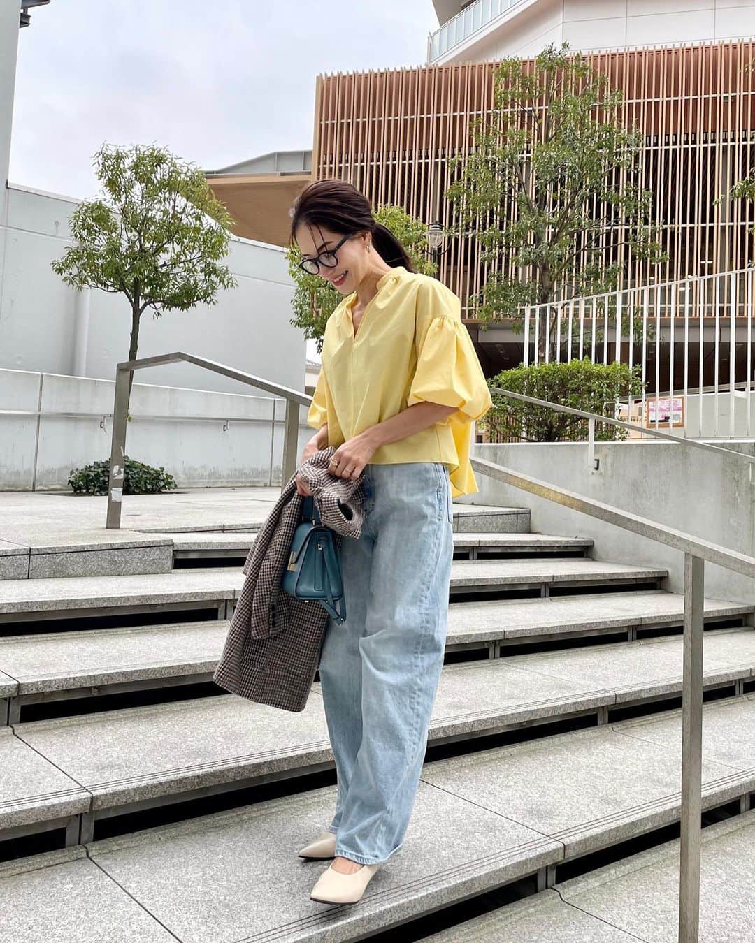 亀恭子のインスタグラム：「@dressterior_official × @kame_kyo  collaboration 2023ss  第何弾だったか。 長きに渡りご一緒させてもらっている コラボシリーズ。  23ssは、 ・ショートレングスのブラウス ・ソフトコクーンスカート  こちらはブラウス。 カラーバリエ/white,black,yellow のyellowを着用。  春先、yellowが着たい気分で自分のクローゼットにも少しずつ増えてます☺︎  バックスタイルの写真が無いですが 後ろはナチュラルなAライン。  鉄板バギーデニムと合わせてますが、 タイトスカートももちろん、 ボリュームフレアスカートに合わせるのもそのシルエットが可愛い♡  襟を抜いて着るとカジュアルなムード。 レングスが変わるとコーディネートも更新されますね☺︎  写真2枚目は @tadatomo0505 と会うとよく撮る自撮り あるあるw  someday's… #fashion #ootd #kkstyle #tokyo #kamescloset #blouse #dressterior × @kame_kyo #jacket #madisonblue #pants #yanuk #bag #valextra #shoes #jilsander #spring #april」