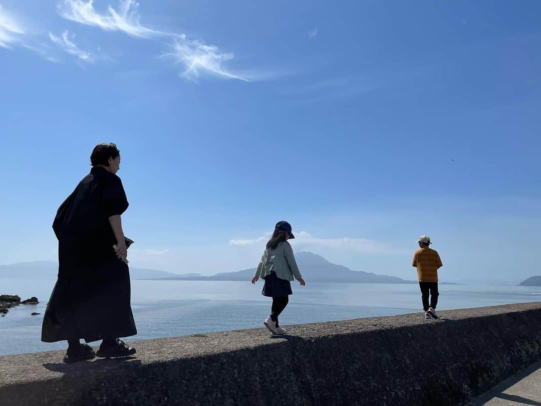 河野真也さんのインスタグラム写真 - (河野真也Instagram)「両親が生まれ育ち、途中大阪での数十年があり、今また住んでいる鹿児島。  先日、家族で行ってきました。 僕にとっては、子供の頃、おじいちゃんおばあちゃんに会いに、休みのたびに行っていた場所。  午前中に仕事を終わらせ、小学校の修了式が終わったばかりの息子と共に、こども園にいる娘を迎えに行き、家のことをバタバタと準備をして出発。 （妻はその前から仕事で仙台に行っていて、後から合流）  新千歳-羽田、羽田-鹿児島の乗り継ぎ。  鹿児島県姶良市加治木という、鹿児島空港からかなり近い町なんですが、それでも札幌の自宅を出てから７時間。 子供達、頑張りました。 ちょっと前なら、こういう時にほぼほぼ抱っこだった娘がリュック背負ってしっかり歩いて。 荷物を出すのを息子が手伝ってくれたり、前より、旅がずいぶん楽になったなぁ。  ただ、羽田空港で、なぜ１km近く歩かなければならないんだろう😅 北の端から来て南の端へ行くからなのか……。 ああ、週に２、３回でいいから直行便出ないかな……。 行くのと帰るのとで、ほぼ２日取られちゃうわけで……。  ブツブツごめんなさい😅  やっぱり、鹿児島いいなぁ。  子供達も、じいちゃんばあちゃんに会えて、さらに大阪に住むイトコのお兄ちゃんも来てくれて、楽しそうでした。  加治木の家から歩いて行けるこの海岸が好きで、桜島がこうやって見られるんです。  僕が産まれたのは大阪だけど、鹿児島も故郷の感じがあります。  また、何日かまとまった休みを取れる時に行きたいなぁ。  直行便があれば、まとまってなくても、帰れるんやけどなぁ（笑）  #鹿児島 #桜島 #故郷 #姶良 #加治木」4月7日 23時07分 - okurahoma_kawano