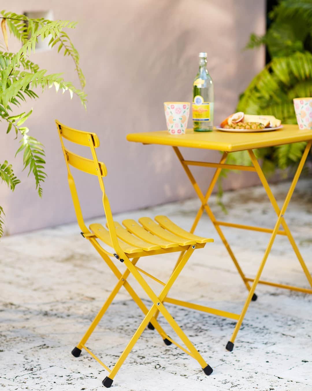 Anthropologieさんのインスタグラム写真 - (AnthropologieInstagram)「Small spaces make a BIG impact with a few golden additions ☀️ [spruce up the patio with these sunny picks & more from @AnthroLiving!]」4月7日 23時10分 - anthropologie