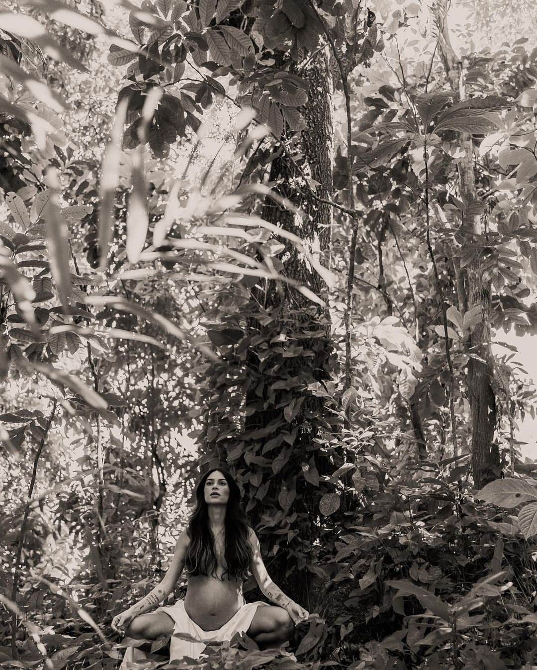 Thaila Ayalaのインスタグラム：「Sou filha da Mãe Natureza.  E é dela que exala a minha essência!  Tereza!」