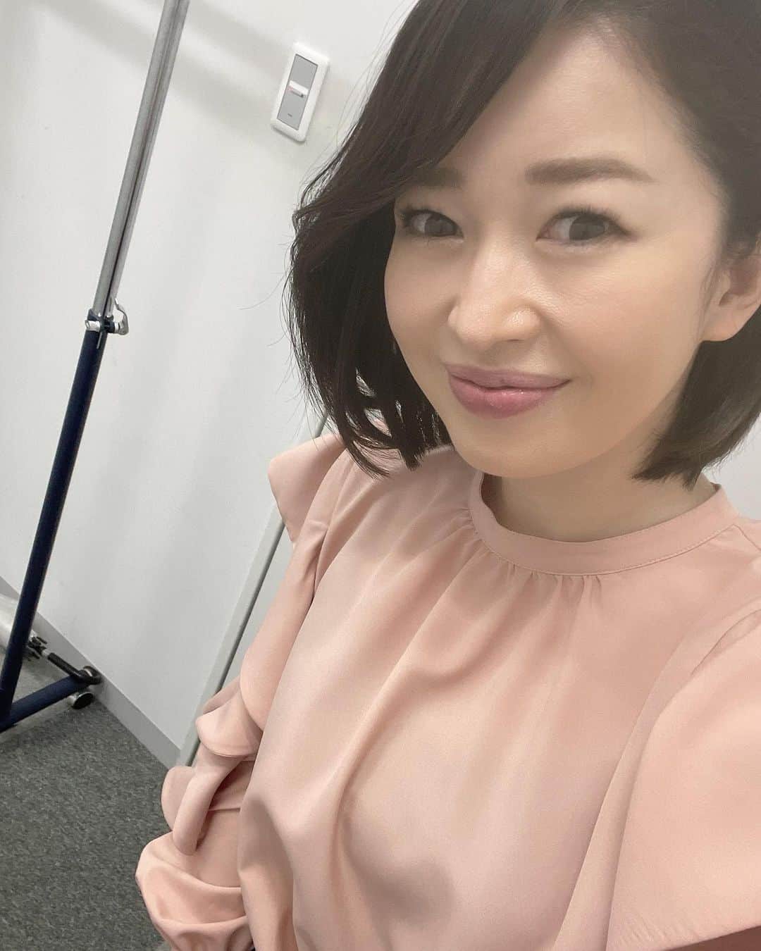 松丸友紀のインスタグラム：「明日のゴッドタンは「大喜利お題選手権」！ 大喜利の解答ではなく、 盛り上がるお題で競う企画です✨  みなさん同世代ということもあってか、ビー・バップ・ハイスクールなど懐かしい話に大盛り上がり！！😆  最後は気持ちよく締めくくれるお題で結束力が高まりました♪  出演者の方々と同世代の方もそうでない方もぜひご覧ください😚  【パネラー】 バカリズムさん 麒麟 川島さん 野生爆弾 くっきー！さん 小木博明さん 劇団ひとりさん  4月8日（土）25:50〜放送 #テレ東 #ゴッドタン」