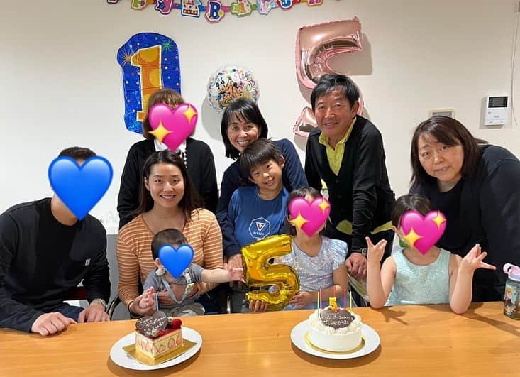 東尾理子さんのインスタグラム写真 - (東尾理子Instagram)「今日は末っ子、つむぎの誕生日🎂 5歳になりました✨ 最後の子どもだからか、孫のように可愛い💕  活発だから、お兄ちゃんと良く気が合う💙 けど一応女の子だから、お姉ちゃんとの女子遊びも、ひと通りこなす🧡  @sumire808 ちゃんbabyのお誕生日ももう直ぐなので、一緒にお祝い🎂  子どもたちが抱っこしたくて、仲良くワイワイ遊べました♪  小さな子どもが多いと、家でのご飯が楽なので、今回も @privatechef__tokyo.wataru  にお願いをして作って頂きました🍝 家でゆっくりしながらレストランの味を頂けるのは、至福のひととき❣️  しかし子どものリクエストは大人をゆっくりはさせてくれず、、、　 その後にお出かけもして、更にたくさん遊びました✨  おめでとう💖  #誕生日 #5歳 #4月7日  #3人兄妹 #男女女 #子育て #3人育児」4月7日 23時19分 - rikohigashio