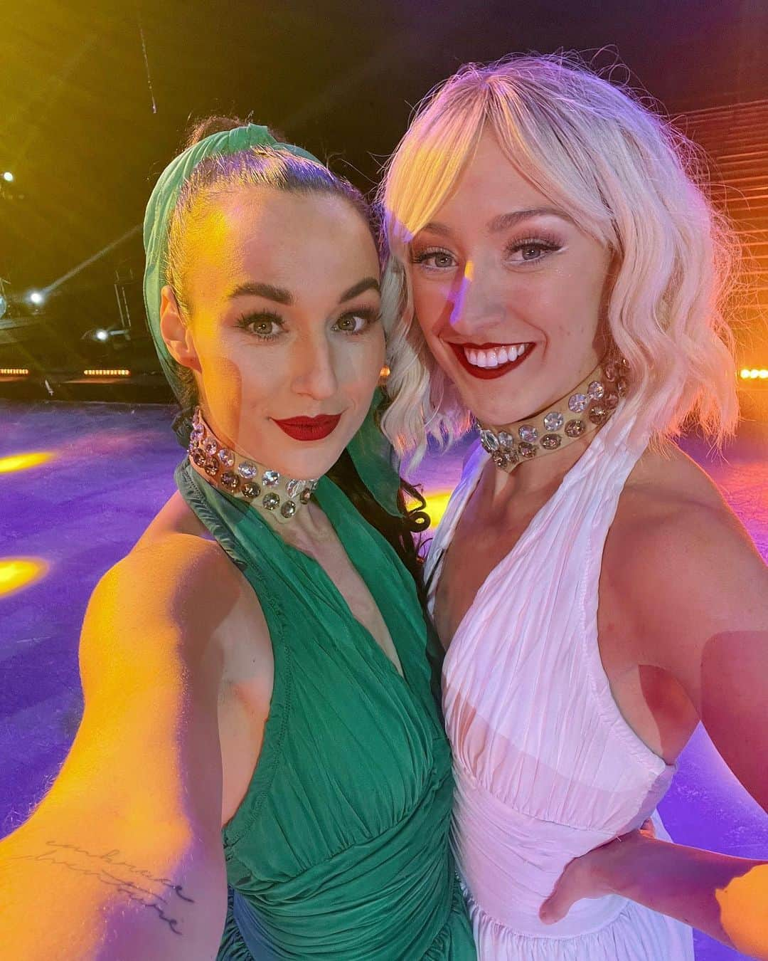 アレクシ・ギレスのインスタグラム：「Hey Roomie, can’t wait to see you in a few days!!! @samanthajks xox   - - #illusiononice #aguascalientes #mexico #friends #iceskating」