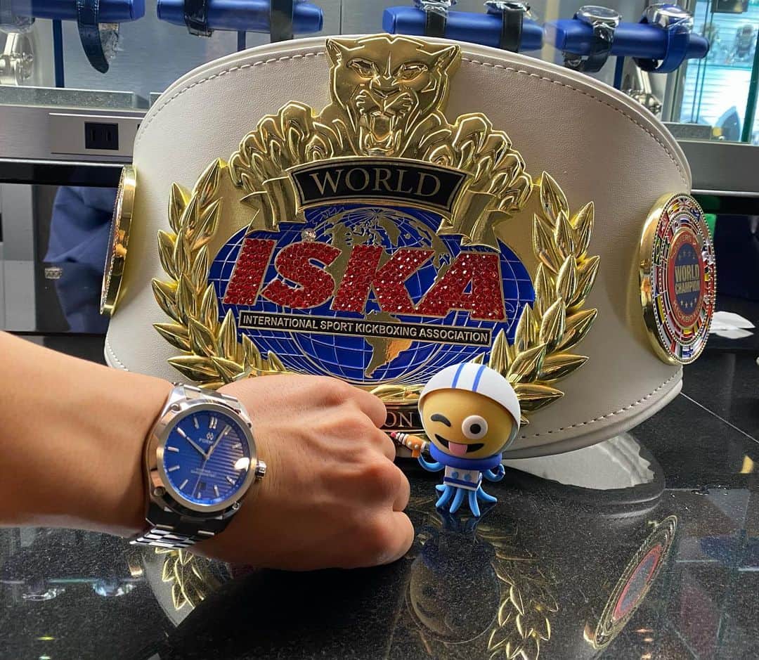原口健飛さんのインスタグラム写真 - (原口健飛Instagram)「. ISKA世界王者祝いで、 くろのぴーすさん、クロノセオリー様、株式会社kozmez様から formexの時計を頂きました。めちゃくちゃ嬉しいです🔥 大切に使わせていただきます！ . くろのぴーすさんを通して矢地選手と 初めてお会いさせていただきました！ わざわざ東京から来てくださり有難う御座いました🔥  #原口健飛#やっちくん  #くろのぴーす  #クロノセオリー  #formex  #iskaworldchampion」4月7日 23時17分 - h_k_fft