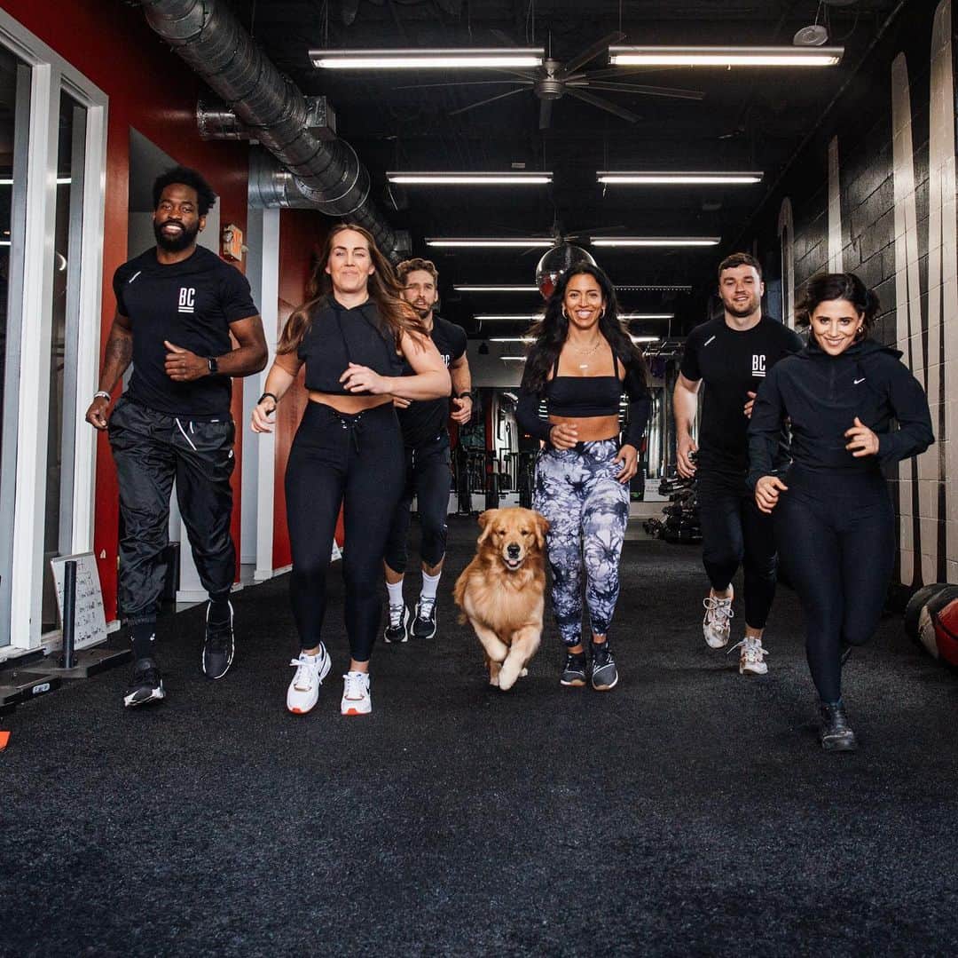 ショーン・ブースのインスタグラム：「I feel so lucky that I get to “work” with these people on a daily basis. @boothcampgym has been the biggest blessing and I’m so proud of everything we’ve accomplished. The daily grind for almost FIVE years is worth it all. And we’re just getting started … TEAM ON THREE 😤  📸: @calllmedree」