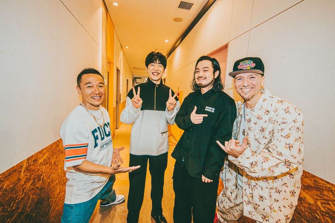 Def Techのインスタグラム：「Def Tech "Double Up" Tour DAY3 Special Guest：”Creepy Nuts” 2023/04/07 Zepp Namba ARIGATO!!  Creepy Nutsのエネルギッシュなパフォーマンス最高だった！ 爆発力のある音楽が、会場を熱気に包んだ！ とにかく楽しい時間を過ごせた！ そして、満員御礼の中で一緒に歌ったkonomama鳥肌物！ この熱い日を絶対忘れないよ！Respect!!!! Thank you so much!!!!! @creepynuts_official @dj_matsunaga  Creepy Nutsファンの皆様、我らがDef Techファンの皆様、 大阪は本当に激アツだね！感謝！ またすぐに会おう！！  Photo： @hiroyabrian  NEXT 4/21 東京 Zepp HANEDA Special Guest : “SKY-HI” @skyhidaka @skyhi_staff Can’t wait! Put your hands up!! ✨🙌🏻🙋🏻‍♂️🙋🏼‍♂️🙌🏻✨  ▼Special Guest Nulbarich / yama / Creepy Nuts / SKY-HI  ▼チケット一般発売中！ https://deftech.jp/doubleuptour2023/  ▼チケット 通常チケット6,800円(税込)  ▼公演日程 2023年4月1日(土) Zepp Nagoya Special Guest : Nulbarich  2023年4月6日(木) Zepp Fukuoka Special Guest : yama  2023年4月7日(金) Zepp Namba Special Guest : Creepy Nuts  2023年4月21日(金) Zepp Haneda Special Guest : SKY-HI  ▼チケット一般発売中！ https://deftech.jp/doubleuptour2023/  ▼チケット 通常チケット6,800円(税込)  #DefTech @microfromdeftech @shen037  ▼Team Def Tech @nagacho_gt @djhirakatsu @kumaigoro @kazuki_isogai @dubmasterx Photo & Movie｜@umi_hayato SNS Photo & Movie｜ @sana_0811_  ▼Special thanks @_toshiyukikobayashi_ @corner_designed  URBAN ISLAND SOCIETY @urbanislandsocietyjapan  URBAN ISLAND SOCIETY RYUKYU @urbanislandsociety_ryukyu  URBAN ISLAND SOCIETY BLUE VALLEY @urbanislandsociety_bluevalley  URBAN ISLAND SOCIETY @urbanislandsociety」